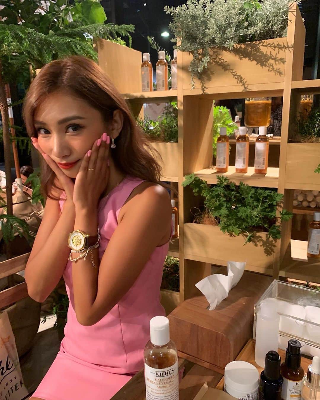 のインスタグラム：「🌿﻿ ﻿ ﻿ ﻿ ﻿ むかしっから愛用してる﻿ だいすきなキールズのイベントが﻿ 8/31,9/1に開催されるので一足先にきたよ🥑﻿ ﻿ 地球に優しいオーガニックブランドで🌏﻿ 食べられる天然成分使っているところが﻿ 赤ちゃんと触れ合う時間が多い私にとって﻿ 凄く安心で信頼できるところ💗﻿ ﻿ カレンデュラの﻿ クッキーとドリンクが﻿ 美味しかった〜〜🍪﻿ ﻿ ﻿ ﻿ 会場ではスタンプを集めてオリジナルトートバッグが作れたよ💫会場でもらえるからみんなもやってみて❤️エコバッグにバッチリで明日からスーパーで使おっと🥖﻿ ﻿ ファーマーズマーケットにきた感覚で﻿ 楽しかったなぁ🥬💚﻿ ﻿ ﻿ ﻿ ﻿ ﻿ #キールズメイドベター #スキンケアからアースケアを #pr #model #キールズ #スキンケア #美容マニア #美容 #お肌」
