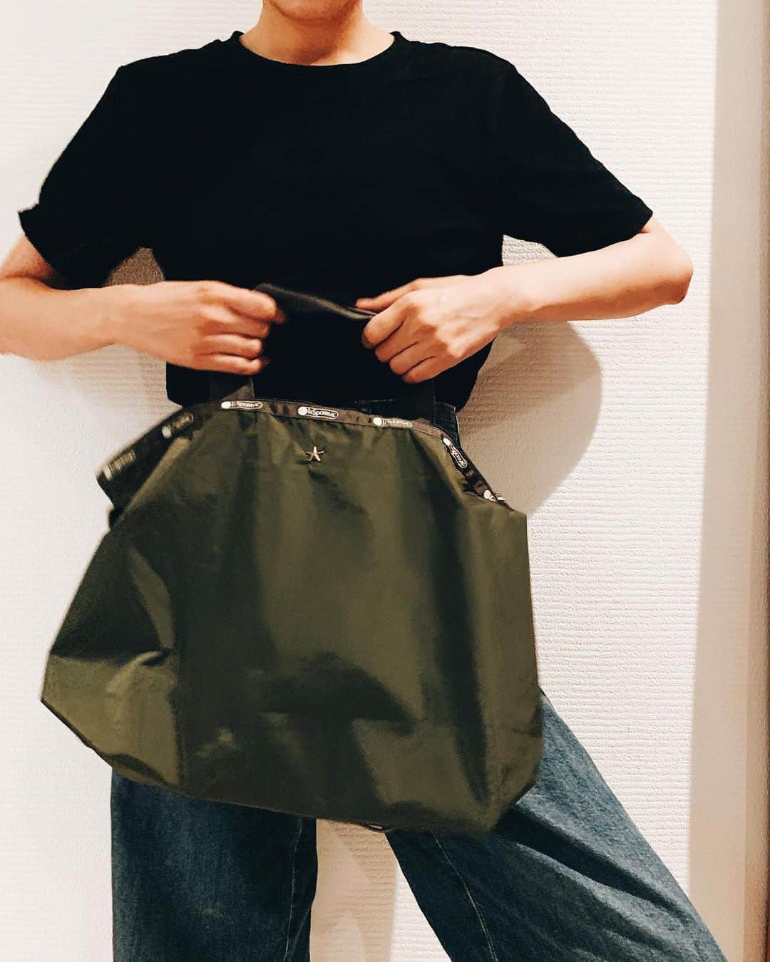 のインスタグラム：「. やっぱり自分だけ選んで付けて もらったスタッズ⭐️愛着湧いてます。 . 阪急うめだの一階で期間限定 でやってるので、ぜひ😍☝️ #lesportsac　 #レスポートサック」