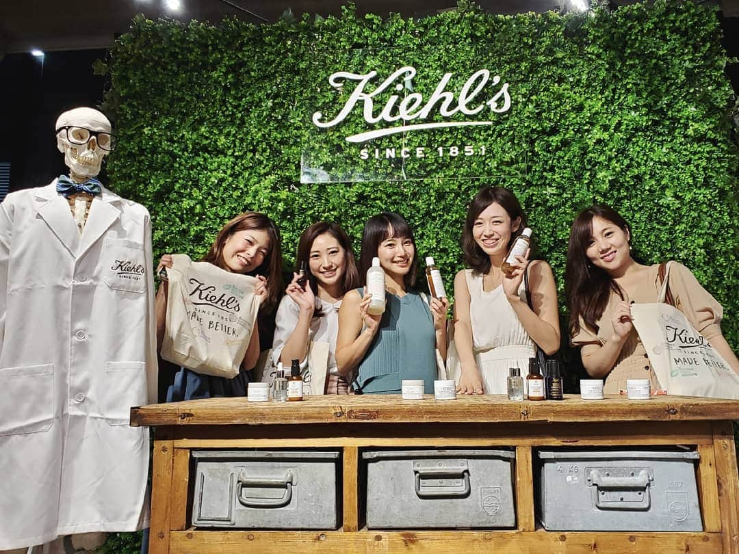 保坂玲奈さんのインスタグラム写真 - (保坂玲奈Instagram)「🌏 . Kiehl'sのイベントへひと足お先に行ってきた︎☺︎❤︎ . ファーマーズマーケットに 遊びに来た様な雰囲気🥺 . カウンセリングをうけてスキンケア体験をしたり、 スタンプを集めてオリジナルトートバッグと オリジナルラベルを作ったよ〜♪ . Kiehl'sがニューヨークの調剤薬局で スタートした当時から大事にする "利益を得るためだけでなく、 地域社会に還元する" というポリシーを表現したイベントになっていて、 新しいミッションとして"MADE BETTER"の "5つの約束"が体験出来ます。 . お肌だけでなく 地球に優しいサスティナブルな考え方が素敵で これからの時代どんどん広がっていって欲しいな。 . . こちらのイベントは 原宿のジング(jing)にて 今週末の8/31,9/1の2日間行われます。 お得な体験も沢山なので みんなも足を運んでみてね‪‪❤︎‬ . . . @kiehlsjp #キールズメイドベター #スキンケアからアースケアを #原宿 #美容 #趣味美容  #pr」8月30日 22時50分 - __renao_0707