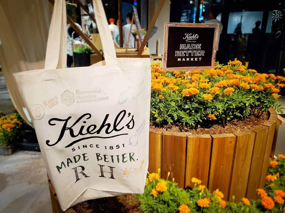 保坂玲奈さんのインスタグラム写真 - (保坂玲奈Instagram)「🌏 . Kiehl'sのイベントへひと足お先に行ってきた︎☺︎❤︎ . ファーマーズマーケットに 遊びに来た様な雰囲気🥺 . カウンセリングをうけてスキンケア体験をしたり、 スタンプを集めてオリジナルトートバッグと オリジナルラベルを作ったよ〜♪ . Kiehl'sがニューヨークの調剤薬局で スタートした当時から大事にする "利益を得るためだけでなく、 地域社会に還元する" というポリシーを表現したイベントになっていて、 新しいミッションとして"MADE BETTER"の "5つの約束"が体験出来ます。 . お肌だけでなく 地球に優しいサスティナブルな考え方が素敵で これからの時代どんどん広がっていって欲しいな。 . . こちらのイベントは 原宿のジング(jing)にて 今週末の8/31,9/1の2日間行われます。 お得な体験も沢山なので みんなも足を運んでみてね‪‪❤︎‬ . . . @kiehlsjp #キールズメイドベター #スキンケアからアースケアを #原宿 #美容 #趣味美容  #pr」8月30日 22時50分 - __renao_0707