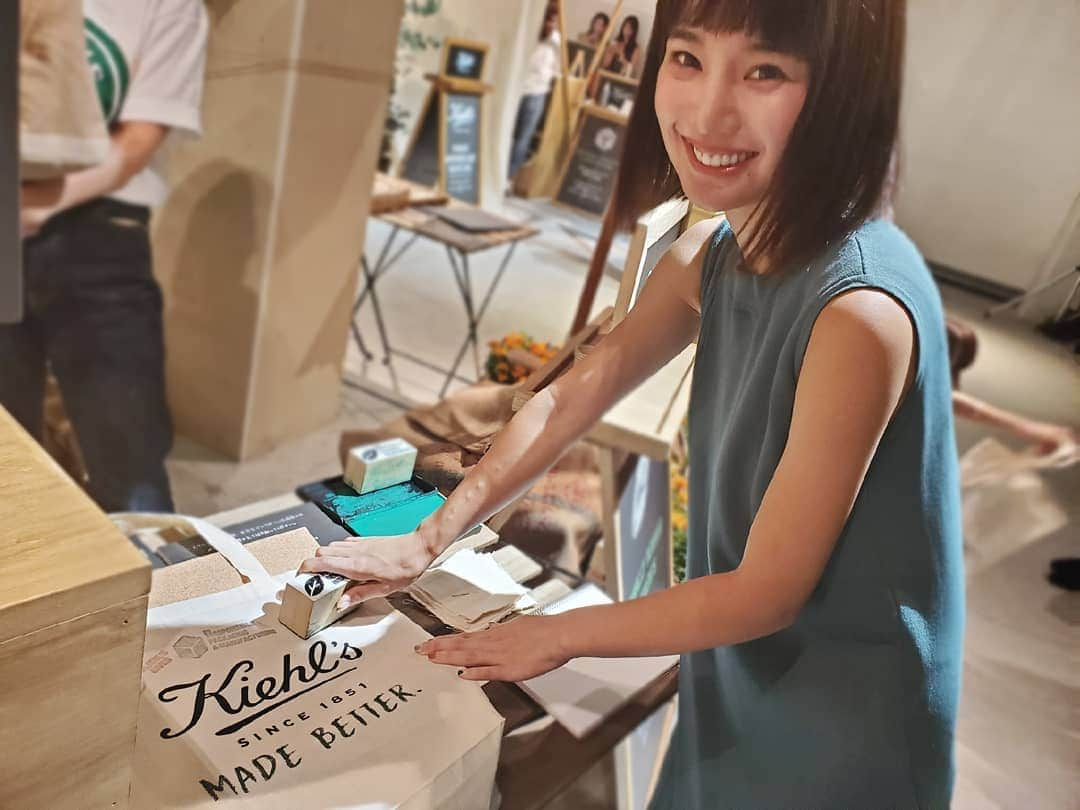 保坂玲奈さんのインスタグラム写真 - (保坂玲奈Instagram)「🌏 . Kiehl'sのイベントへひと足お先に行ってきた︎☺︎❤︎ . ファーマーズマーケットに 遊びに来た様な雰囲気🥺 . カウンセリングをうけてスキンケア体験をしたり、 スタンプを集めてオリジナルトートバッグと オリジナルラベルを作ったよ〜♪ . Kiehl'sがニューヨークの調剤薬局で スタートした当時から大事にする "利益を得るためだけでなく、 地域社会に還元する" というポリシーを表現したイベントになっていて、 新しいミッションとして"MADE BETTER"の "5つの約束"が体験出来ます。 . お肌だけでなく 地球に優しいサスティナブルな考え方が素敵で これからの時代どんどん広がっていって欲しいな。 . . こちらのイベントは 原宿のジング(jing)にて 今週末の8/31,9/1の2日間行われます。 お得な体験も沢山なので みんなも足を運んでみてね‪‪❤︎‬ . . . @kiehlsjp #キールズメイドベター #スキンケアからアースケアを #原宿 #美容 #趣味美容  #pr」8月30日 22時50分 - __renao_0707