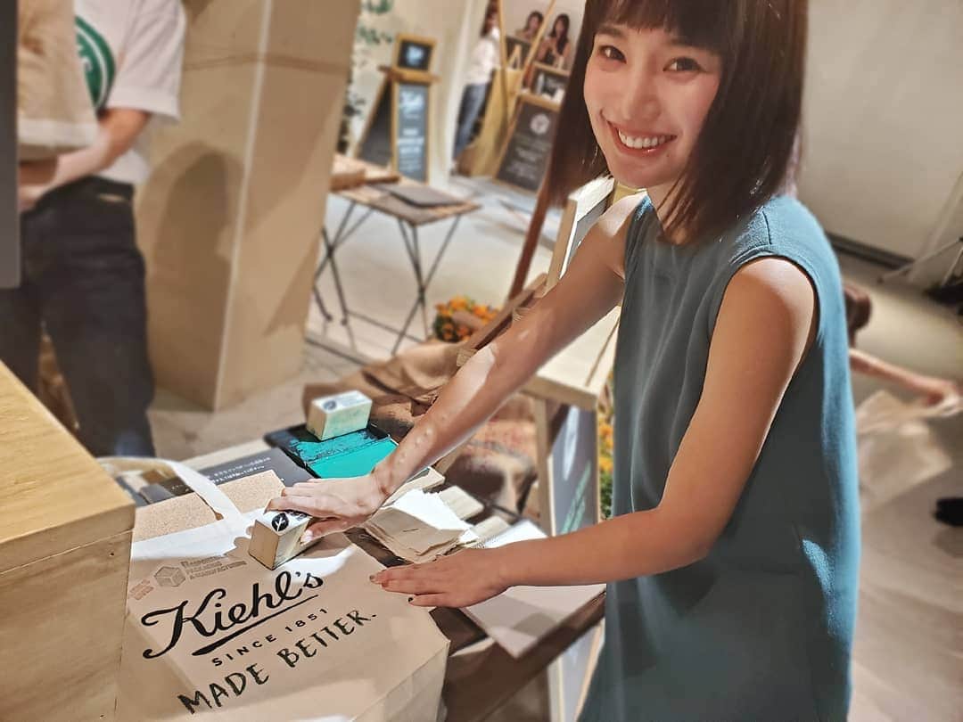 のインスタグラム：「🌏 . Kiehl'sのイベントへひと足お先に行ってきた︎☺︎❤︎ . ファーマーズマーケットに 遊びに来た様な雰囲気🥺 . カウンセリングをうけてスキンケア体験をしたり、 スタンプを集めてオリジナルトートバッグと オリジナルラベルを作ったよ〜♪ . Kiehl'sがニューヨークの調剤薬局で スタートした当時から大事にする "利益を得るためだけでなく、 地域社会に還元する" というポリシーを表現したイベントになっていて、 新しいミッションとして"MADE BETTER"の "5つの約束"が体験出来ます。 . お肌だけでなく 地球に優しいサスティナブルな考え方が素敵で これからの時代どんどん広がっていって欲しいな。 . . こちらのイベントは 原宿のジング(jing)にて 今週末の8/31,9/1の2日間行われます。 お得な体験も沢山なので みんなも足を運んでみてね‪‪❤︎‬ . . . @kiehlsjp #キールズメイドベター #スキンケアからアースケアを #原宿 #美容 #趣味美容  #pr」