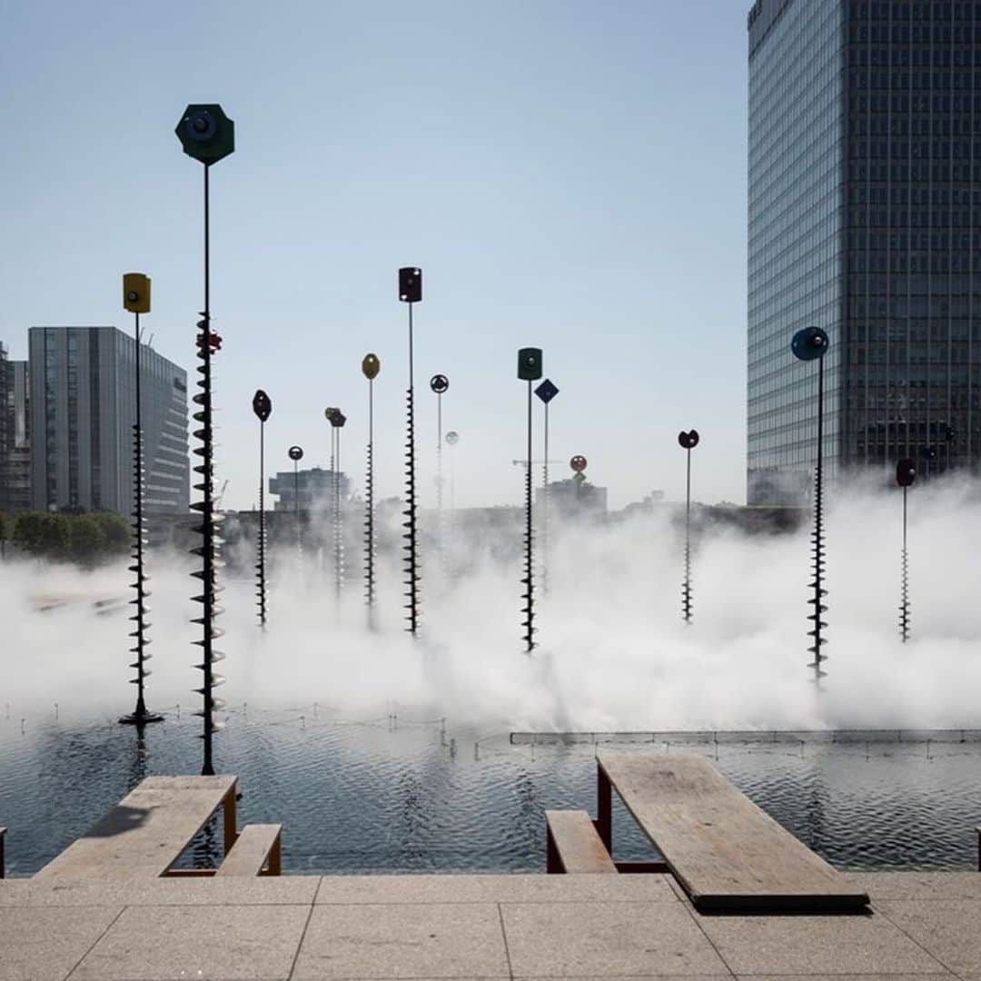 のインスタグラム：「“Sono una scultrice di nebbia, ma non cerco di modellarla.  L’atmosfera è lo stampo, il vento è lo scalpello.” “Creo una scena per lasciarvi la natura esprimersi”  Sono le parole di Fujiko Nakaya, l’artista giapponese che vorrei presentare a chi ancora non la conoscesse! Nata nel 1933 a Sapporo, Fujiko Nakaya è un’artista giapponese conosciuta per le sue sculture di nebbia😊 Mostrare l’interno di una nuvola, riprodurre sulla pelle la sensazione delle goccioline che la compongono, è il suo intento. Creatrice ispirata a oniriche foschie mostra tanta poesia nelle sue installazioni che sono il frutto di un lungo lavoro di ingegneria e di un’ingegnosa collaborazione con l’acqua, l’aria e il tempo, ombra e luce... #art #artist #artoftheday #artsy #beautiful #creative #draw #drawing #gallery #nuvole #poesia #artenatura #instaart #instaartist #instagood #masterpiece #paper #pen #pencil #photography #photooftheday #picture #sketch #sketchbook #TagsForLikes」