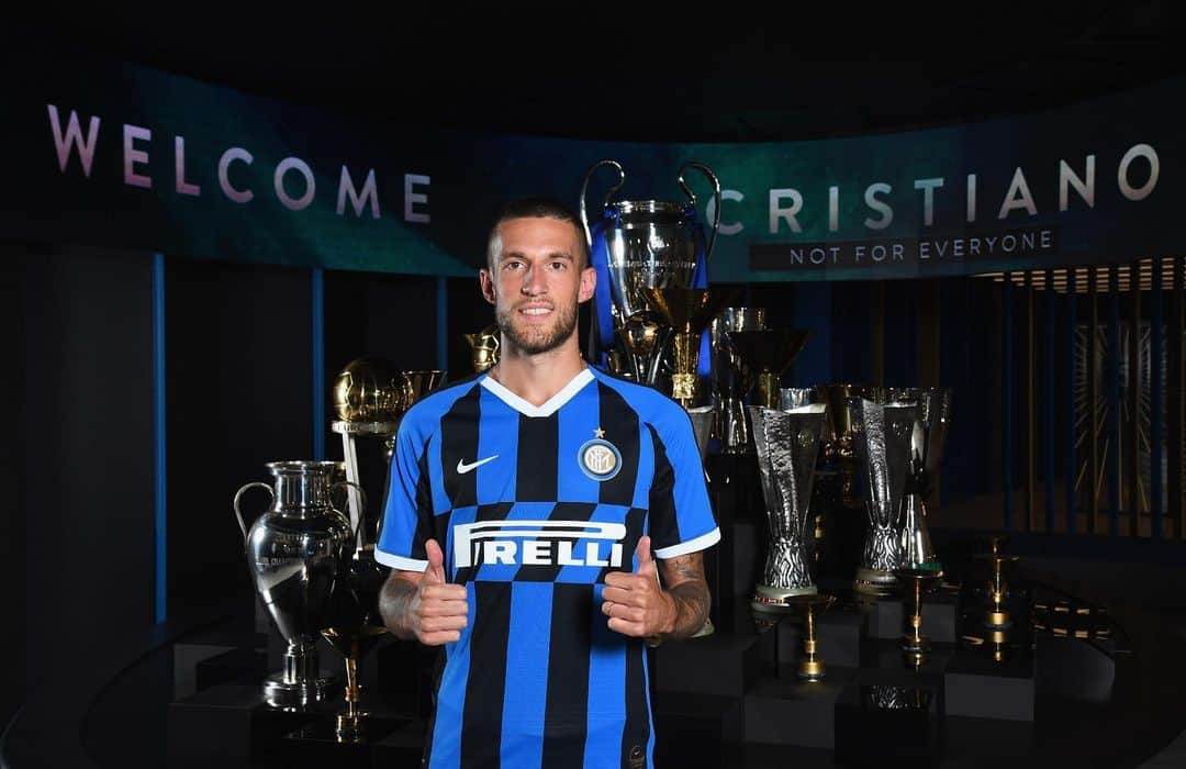 のインスタグラム：「I’M BACK⚫️🔵 #inter #backtothefuture @inter」