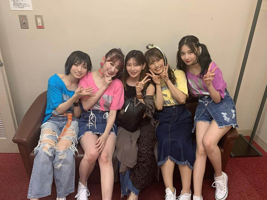 岸野里香さんのインスタグラム写真 - (岸野里香Instagram)「Queentet Summer LIVE 2019 〜WANTED！girl or lady？〜🔵行ってきました！😊 強すぎない？🥺最強やん🤦‍♀️ ゆうりたんスタイル良くてボーイッシュが似合うその中から可愛さが溢れてて愛おしかった🥺なぎちゃんボケのタイミングとかバッチリでいちいち可愛くて曲中の表現めちゃくちゃ上手やった🥺さえちゃんお人形さんみたいで歌ってるとこと、喋ってる時のツッコミ面白くてギャップ凄くてドキドキした🥺あかり脚長すぎて絡まりそうでひやひやしたけど絡まらんくて良かった🥺  4人の関係性とか素の部分も沢山みられて、楽しかったなぁ✨✨愛おしかった😍😘😘 本当に感動しました💓💓💓 ステキな時間をありがとう☺️ ツアーお疲れ様でした😊 ひとまずゆっくり休んでね😘  #Queentet」8月30日 22時58分 - rikakishino_official