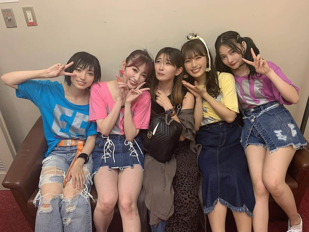 岸野里香さんのインスタグラム写真 - (岸野里香Instagram)「Queentet Summer LIVE 2019 〜WANTED！girl or lady？〜🔵行ってきました！😊 強すぎない？🥺最強やん🤦‍♀️ ゆうりたんスタイル良くてボーイッシュが似合うその中から可愛さが溢れてて愛おしかった🥺なぎちゃんボケのタイミングとかバッチリでいちいち可愛くて曲中の表現めちゃくちゃ上手やった🥺さえちゃんお人形さんみたいで歌ってるとこと、喋ってる時のツッコミ面白くてギャップ凄くてドキドキした🥺あかり脚長すぎて絡まりそうでひやひやしたけど絡まらんくて良かった🥺  4人の関係性とか素の部分も沢山みられて、楽しかったなぁ✨✨愛おしかった😍😘😘 本当に感動しました💓💓💓 ステキな時間をありがとう☺️ ツアーお疲れ様でした😊 ひとまずゆっくり休んでね😘  #Queentet」8月30日 22時58分 - rikakishino_official