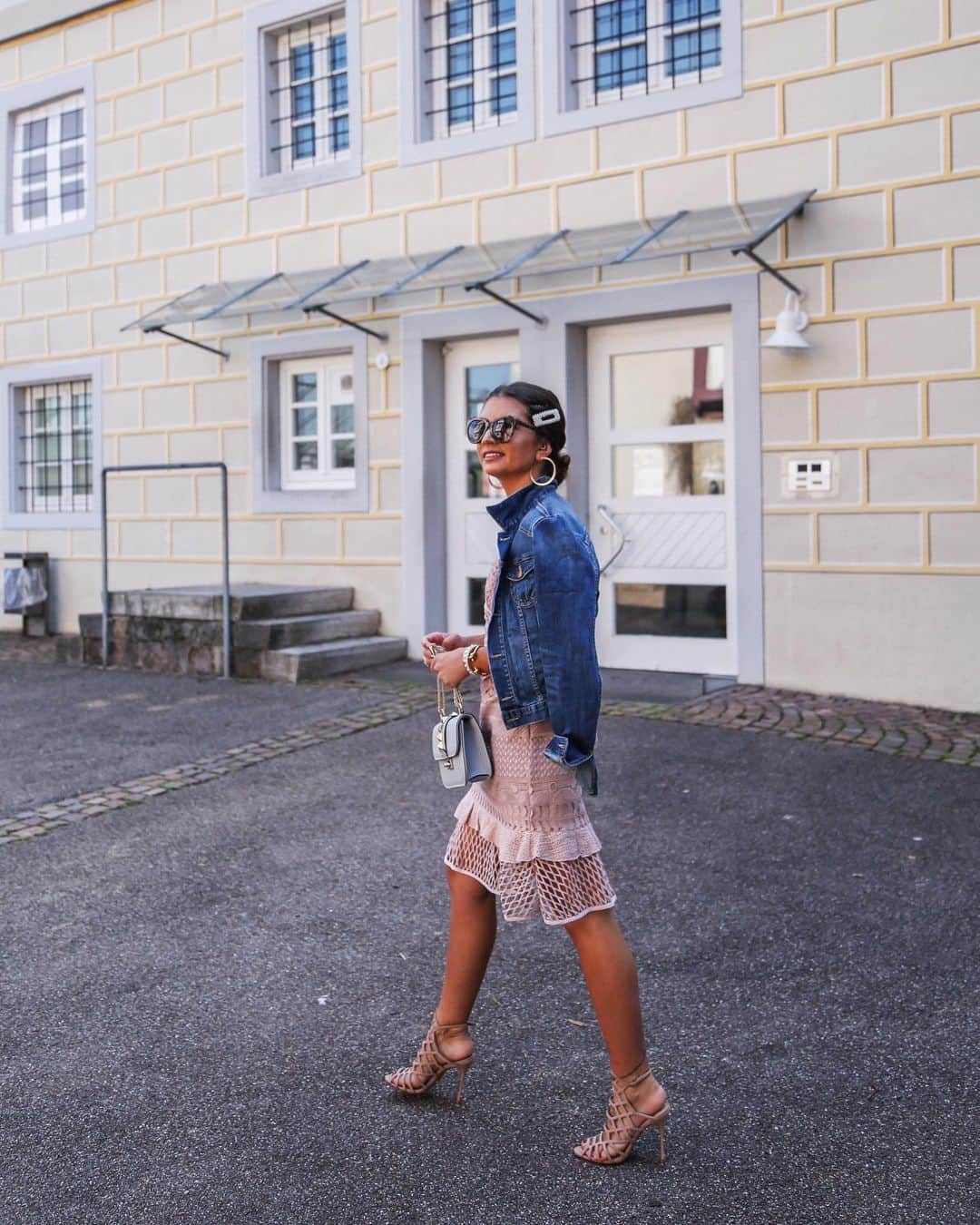 Anniのインスタグラム：「Walking into weekend like 💃🏻☀️ .... #happyfriday #tgif {more pics on the Blog - Link in bio} ——————————————————————————— • • • • •  #outfit #fashion #fashionblogger #ootd  #shopbop #fashionblogger_de #blogger #inspiration #inspo #girl #me #look #ig #kissinfashion #americanstyle #stuttgart #liketkit #lace #schutz #denim」