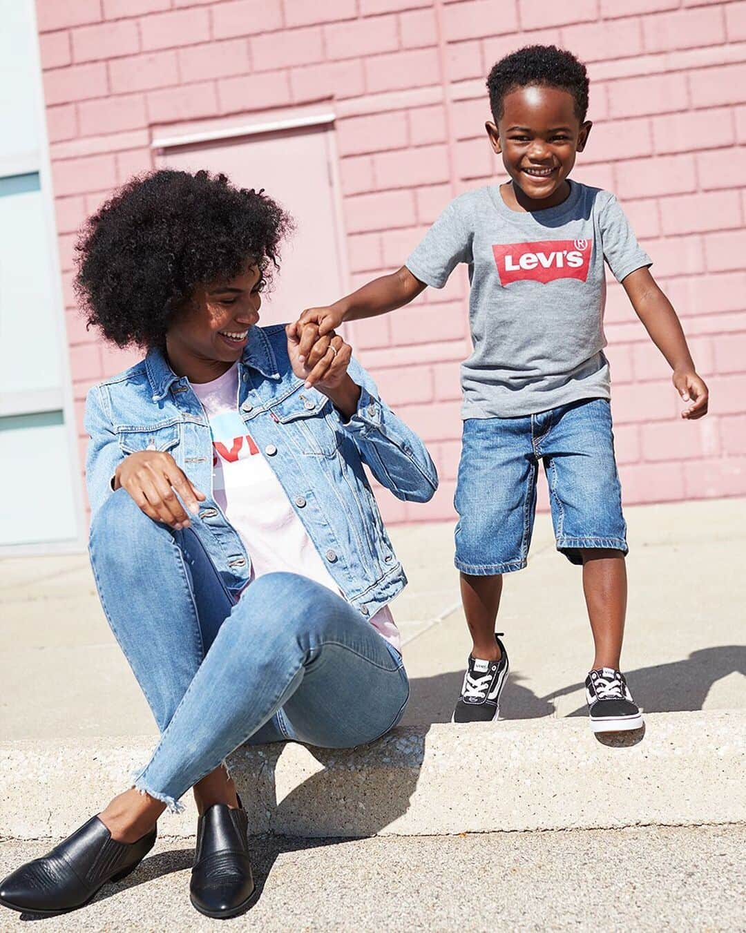 ロック&リパブリックのインスタグラム：「What’s even better than your favorite pair of Levi’s? Saving on them! Get 40% off select men’s & women’s styles + 50% off select kids’ styles. Ends 9/2. #Kohls」