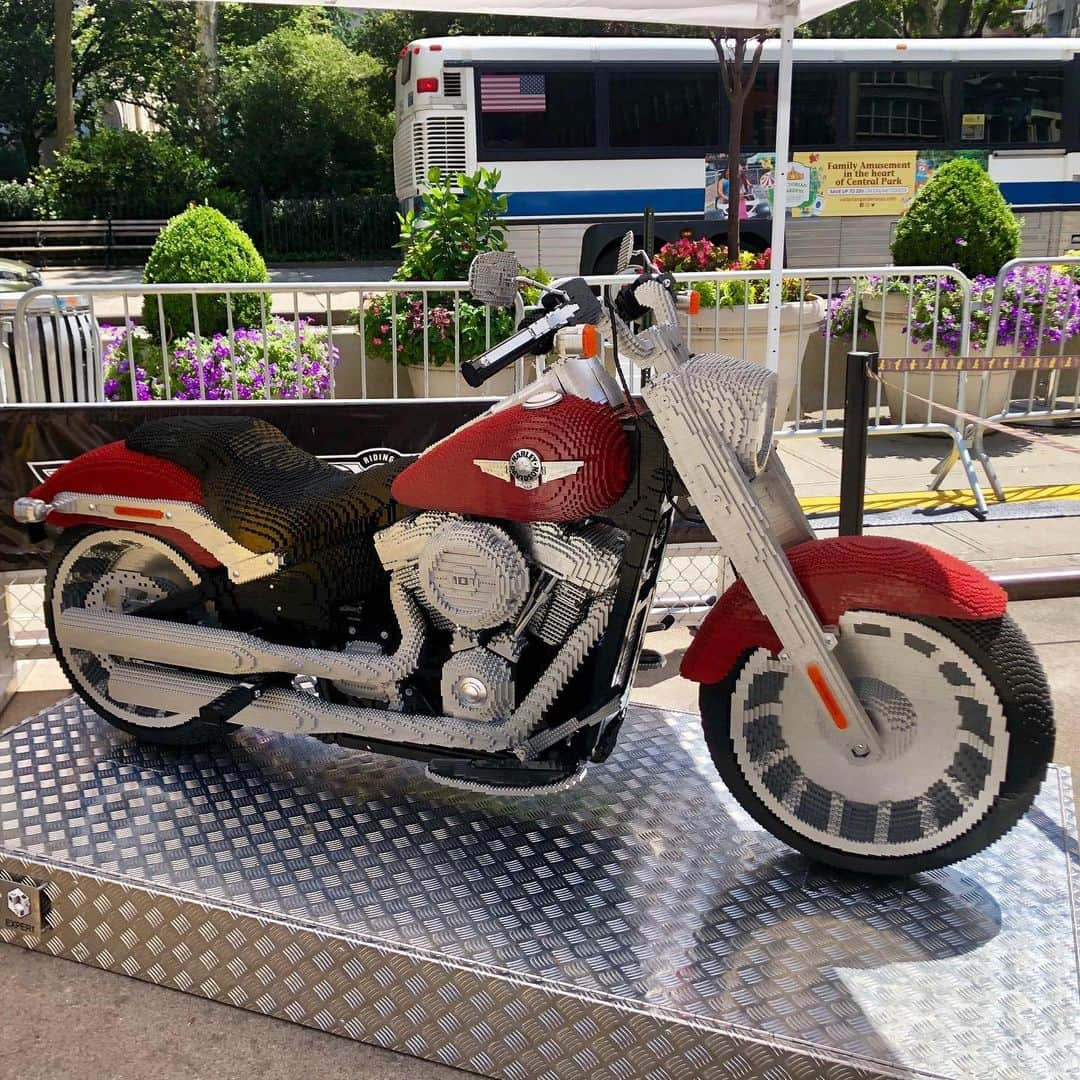 Harley-Davidsonさんのインスタグラム写真 - (Harley-DavidsonInstagram)「Our life size #HDFatBoy is on the road! Catch it at the @HDMuseum through #LaborDay.  Not quite ready for a 69K brick @LEGO set? Grab you H-D Creator expert set at the link in bio.  #LEGOHarleyDavidson #HarleyDavidson #Lego」8月30日 23時00分 - harleydavidson