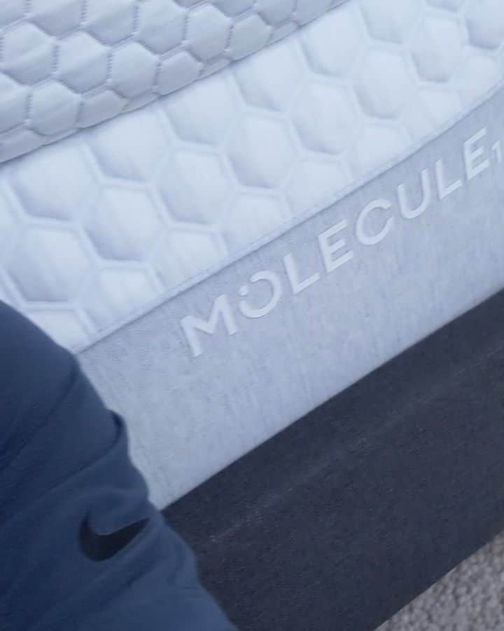 ラッセル・ウィルソンのインスタグラム：「I trust @moleculesleep to help optimize my rest and recovery every night. MOLECULE makes the best cooling sheets, pillows, and mattresses out there 😴 Shop the MOLECULE 20% OFF SITEWIDE Labor Day Sale now! Link in Bio To Shop #TeamMOLECULE #MOLECULEsleep」