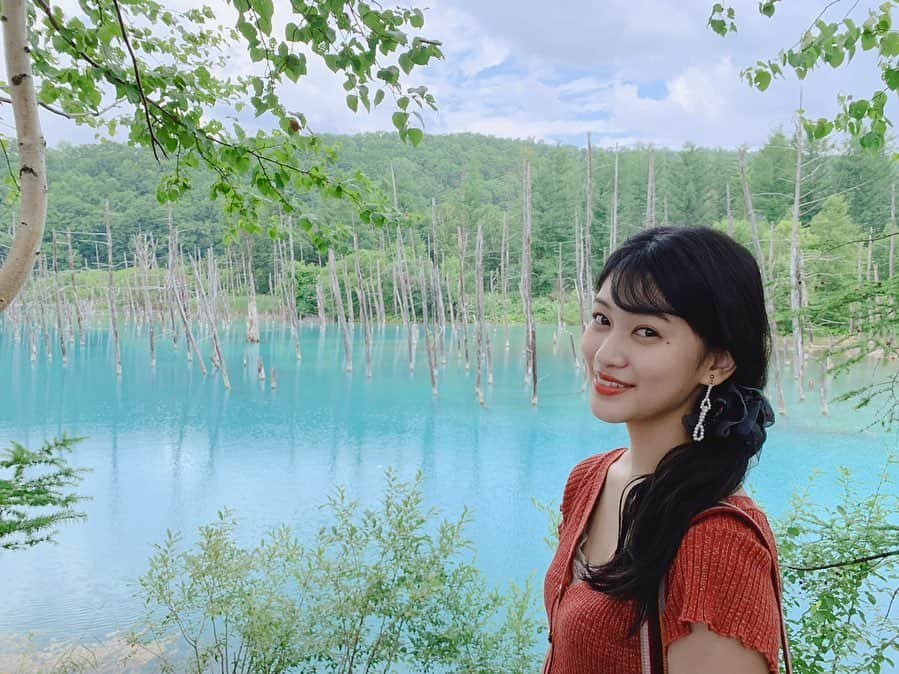 東李苑さんのインスタグラム写真 - (東李苑Instagram)「夏、青、感動🥺 #青い池 #夏の思い出 . 初めて行ったけど本当に青くて。(語彙力) 太陽の光も関係しているらしく？ 天気の良い時に行けてラッキーでした。✌︎ 写真2枚目の観光客感🙈」8月30日 23時07分 - az_rion