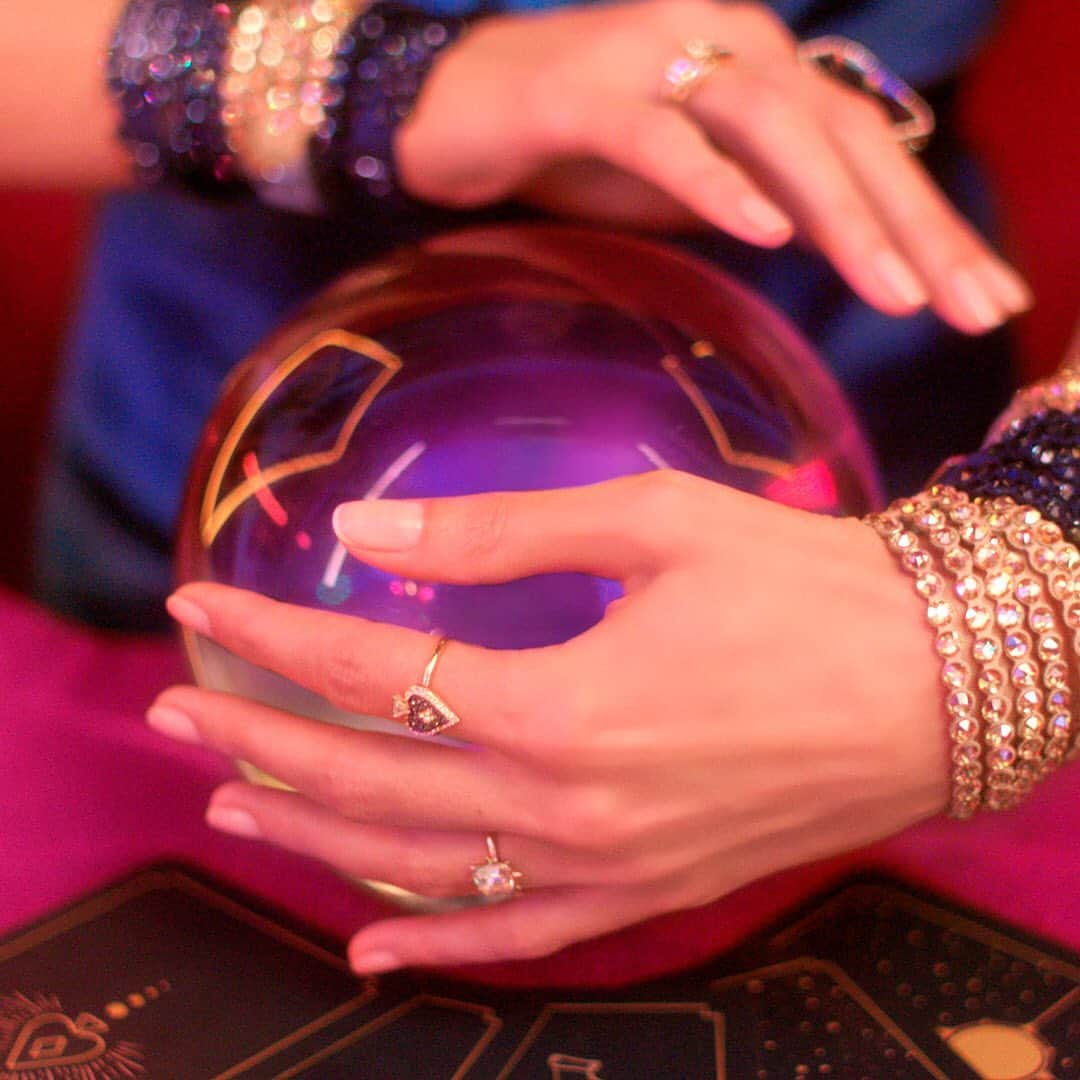 のインスタグラム：「Make a wish! Swarovski's fortune-teller Tara Speaks is about to predict your future #TarotMagic #TaraSpeaks #SwarovskiRing #SwarovskiBracelet」
