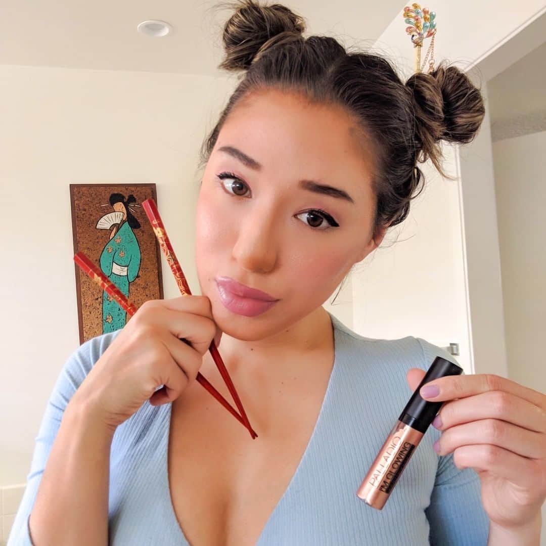 Palladio Beautyさんのインスタグラム写真 - (Palladio BeautyInstagram)「@kimiellie is glowing 🌟 wearing our I'M GLOWING Liquid Highlighters! Available in 24K or Rose Gold, this is your chance to keep that summer glow going into fall. 🍁💄🍂 Find your shade:  http://bit.ly/2UFmhaU  #PalladioBeauty #Highlighters #LiquidHighlighter #SummerGlow」8月30日 23時09分 - palladiobeauty