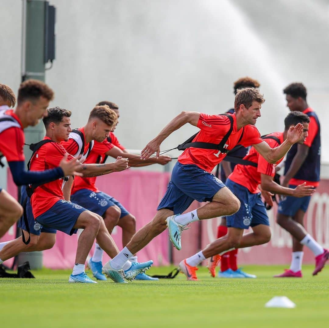 トーマス・ミュラーのインスタグラム：「Let‘s go! 🏃🏽‍♂️ #Packmas - Tomorrow, 15:30 (CET): @bundesliga_en #fcbm05 ⚽️ #fcbayern #bundesliga #esmuellert」