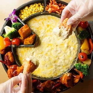 のインスタグラム：「チーズダッカルビ🧀 まだまだ人気です🙌💛🙌💛 チーズフォンデュの🧀ようにお召し上がりいただけます^_^💓👌 女性に人気のコースでも単品でもご用意させていただきます^_^👌 💓 💓 👌 #チョアチキン#パネチキン#チーズタッカルビ#唐揚げ#チキン南蛮#肉#鶏肉#手羽先#夏#韓国料理#鶏っく#梅田#居酒屋#焼き鳥#ビール#飲み会#大阪#大阪グルメ#大阪観光#浦和レッズ#ガンバ大阪」