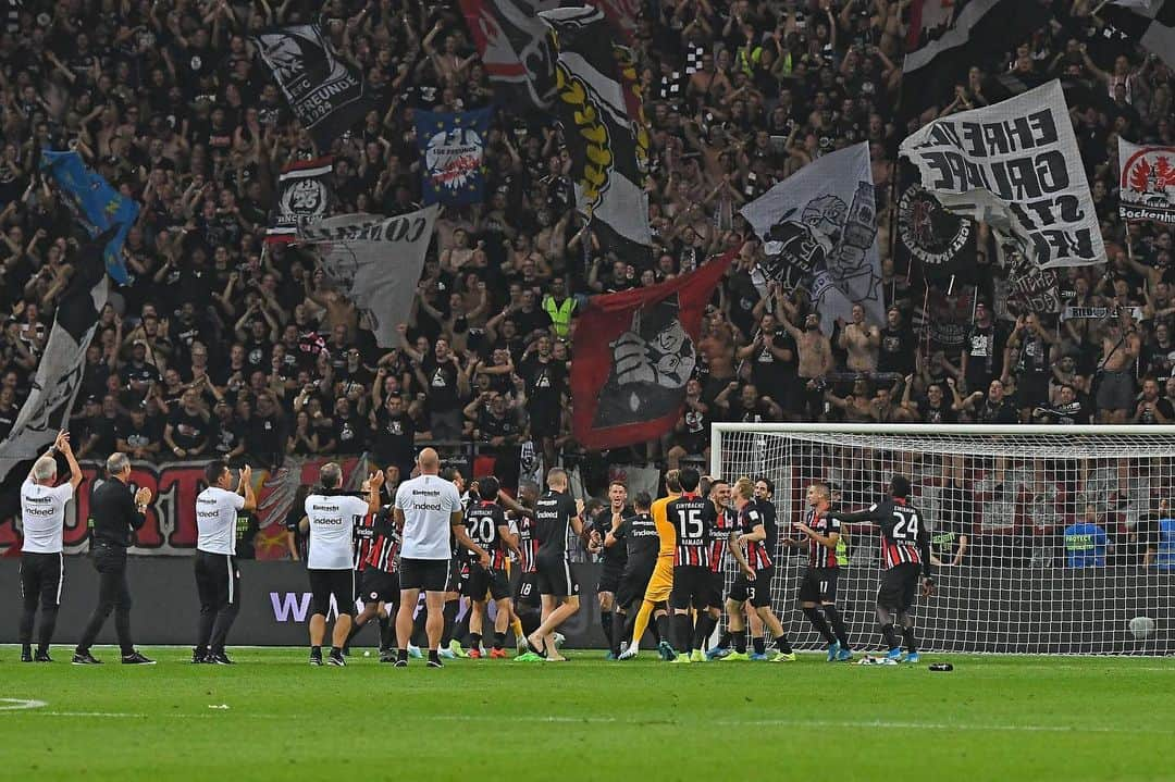 エリック・ドゥルムのインスタグラム：「What a team spirit and what an incredible atmosphere 🙏🏻⚽️😍 🔜Europa league  #europaleague #eintrachtfrankfurt #support  @eintrachtfrankfurt」