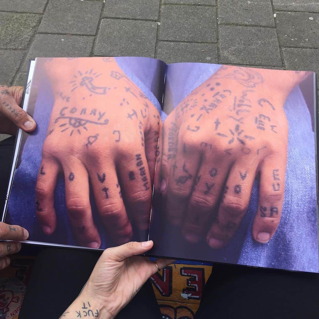 アムステルダム・タトゥー・ミュージアムのインスタグラム：「Handpoke tattoos. Picture by me in 1976 Holland」