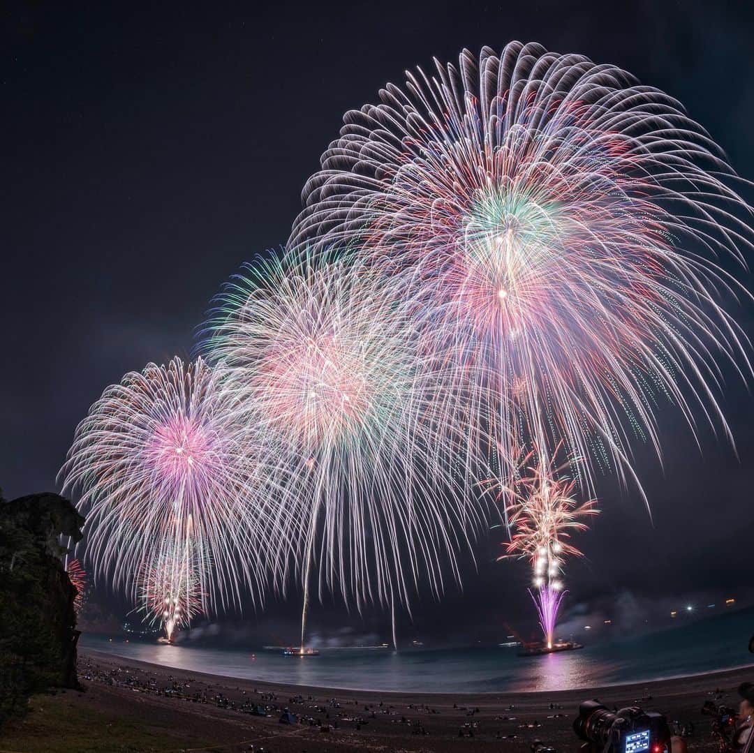 Asuka（明日香）さんのインスタグラム写真 - (Asuka（明日香）Instagram)「*﻿ *﻿ 68 SECONDS﻿ *﻿ *﻿ 絞ってたんで、入れられそうなところまで入れちゃえ！ってしてたら、68秒。﻿ 盛りっとしちゃった(*^_^*)﻿ 2019.08.26﻿ *﻿ *﻿ #熊野大花火大会﻿ #熊野花火﻿ #熊野﻿ #花火﻿ #獅子岩﻿ #fireworks﻿ #nightphotography ﻿ #nightview ﻿ #reallyrightstuff﻿ #fstopgear﻿ #SonyAlpha ﻿ #BeAlpha﻿ #SonyImages﻿ #yourshotphotographer﻿ #sony﻿ #α7RII﻿ #α7R2﻿ ﻿」8月30日 23時18分 - _asuka_asuka_
