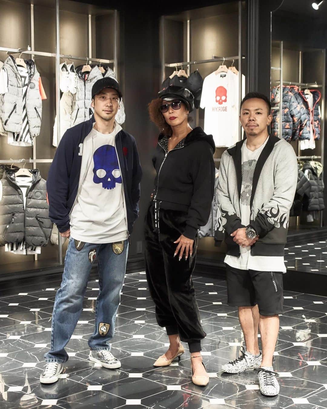 のインスタグラム：「このメンバーはレアです✨ 9/16 名古屋！ 9/20 大阪！ イベントに来られる方は事前にチケットという名のイベントTシャツを買わないと入れません！！ ですので、事前に購入してそれを着てこないと入れません！！ 要注意⚠️ #HYDROGEN #HYDROGEN_JP #HYDROGENJAPAN #ハイドロゲン #ハイドロゲン公式 #はいどろげん #HYDROGENDANCENIGHT #ハイドロゲンダンスナイト #HYDROGENDANCEEVENT #ハイドロゲンダンスイベント #ダンスナイト #ダンスイベント #デザイナー来日イベント」