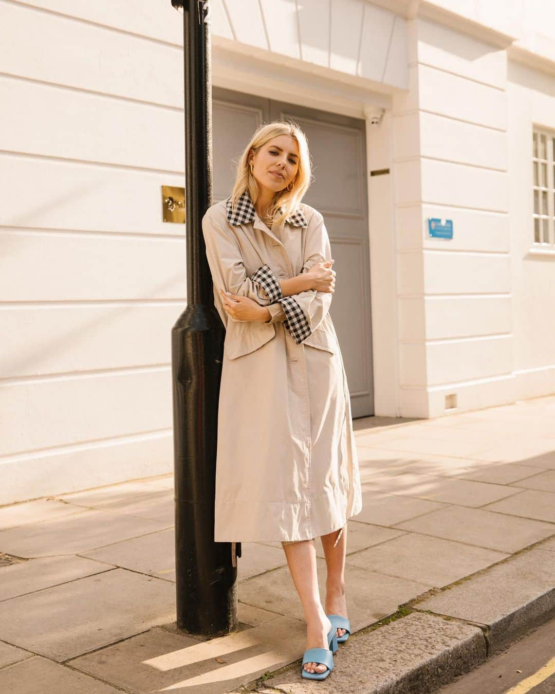 Mollie Kingさんのインスタグラム写真 - (Mollie KingInstagram)「When you find the perfect emoji for your outfit... shame the heel’s not blue 🧥👡☺️」8月30日 23時20分 - mollieking