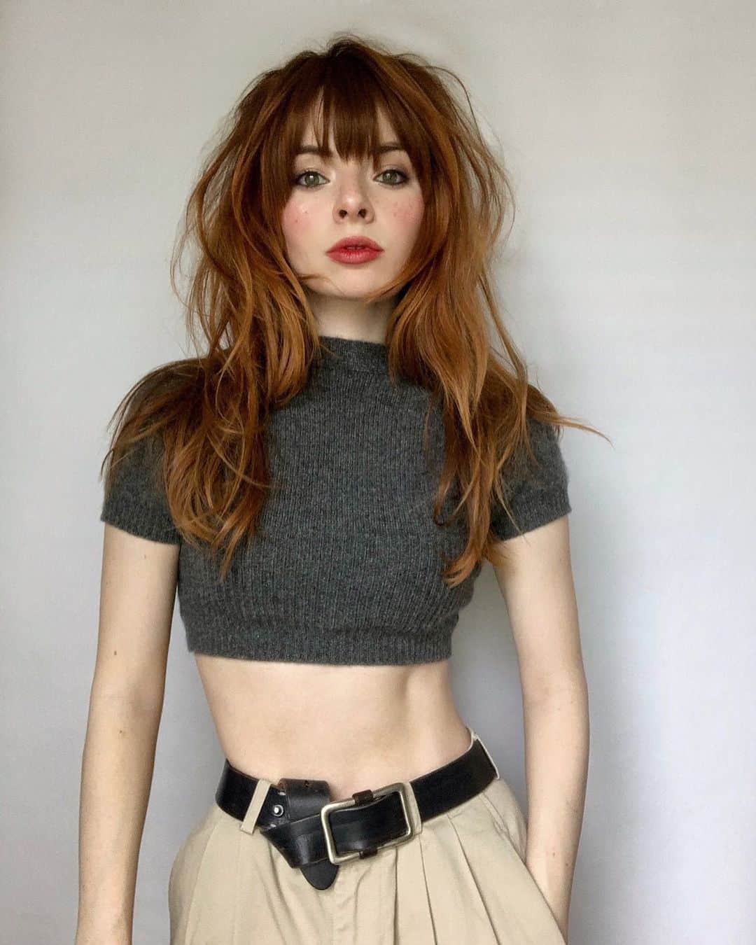 ジェーン・アルドリッジのインスタグラム：「Happy Friday in a spring 2001 @prada sweater. 🥀🥰」