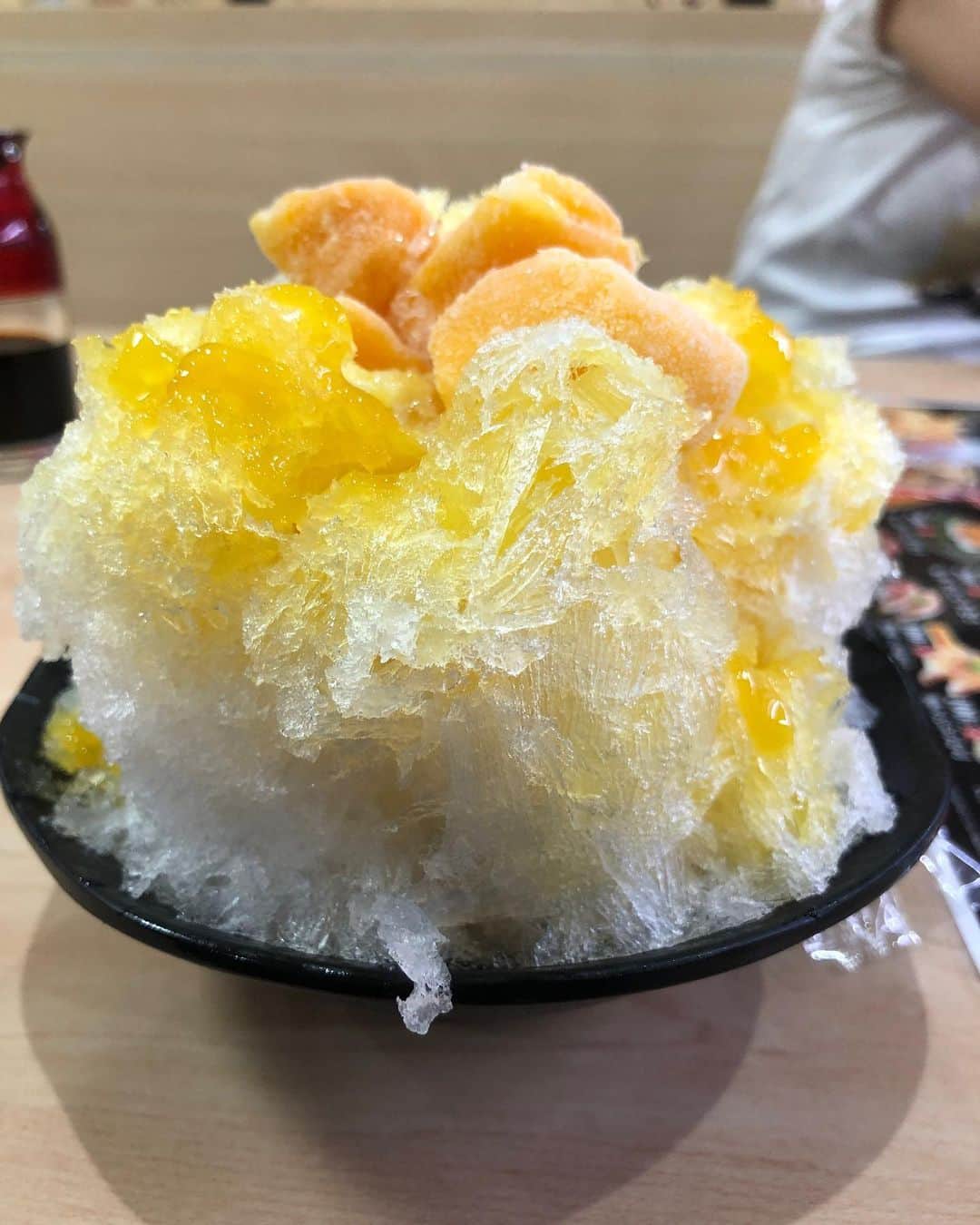 前田玲奈さんのインスタグラム写真 - (前田玲奈Instagram)「#くら寿司 #夢のふわ雪 #マンゴー #280円 念願のくら寿司！ #びっくらぽん がしたかったの。 ひたすらお寿司を食べ、途中で、 「空から舞い降りた」らしい夢のふわ雪。 かき氷専門店とか台湾かき氷のふわふわ♡ってことではないけど、屋台のようなガリガリでもなく、ふわふわよりの、ちょっとカリサクって感じ？ いっぱいお寿司食べたいから途中で甘いもの挟みたいよね。 なにより280円は安い。ありがたい。屋台より安い。 赤肉メロンもめちゃめちゃ美味しかった。やっぱりもうメロン好きになっちゃってるわ。こちらは200円。 今日食べた寿司ネタの中で美味しかったのは、炙りうなぎとえんがわ。 びっくらぽんは30皿くらい食べて一回当たり。まさかのワンピースの景品。チョッパー。 ＃アイ活 #かき氷 #sushi」8月30日 23時23分 - maedarena_ice