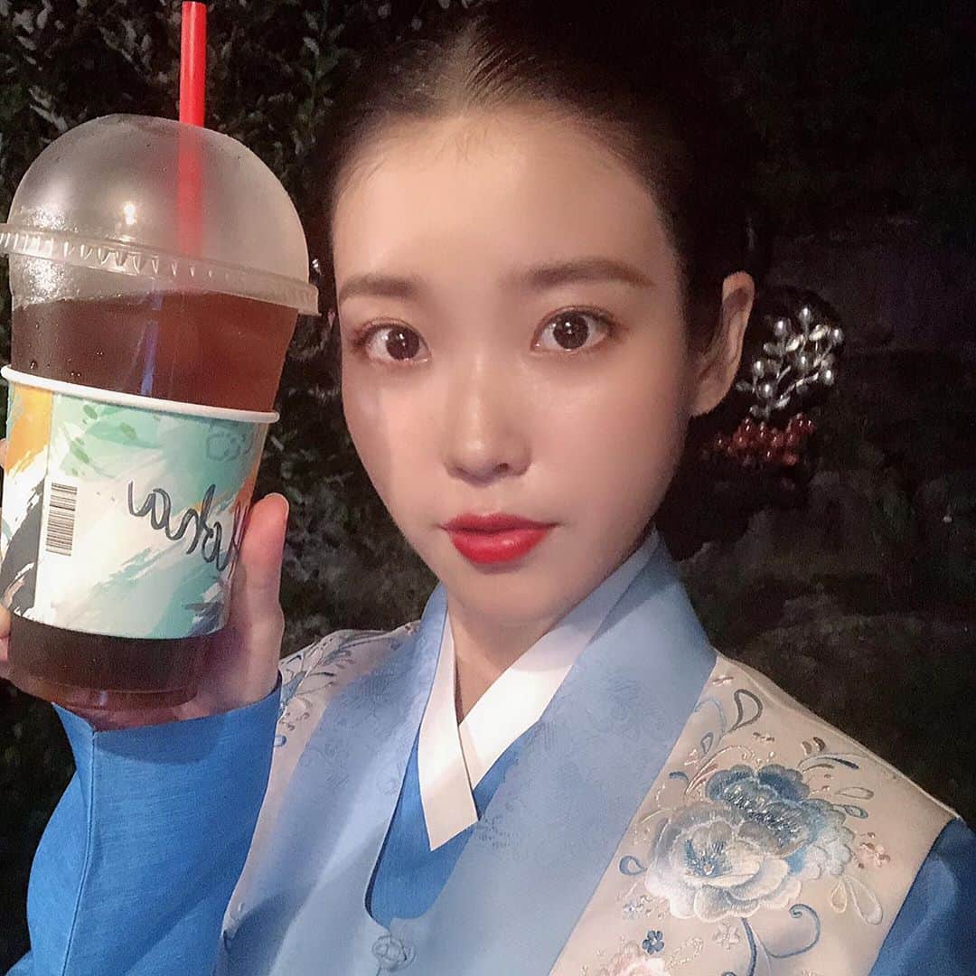 IUさんのインスタグラム写真 - (IUInstagram)「나의 정희언니, 오나라선배님  백만 송이 장미 그 자체..사랑합니다🌹#호텔델루나 #오나라짱짱짱💜」8月30日 23時26分 - dlwlrma