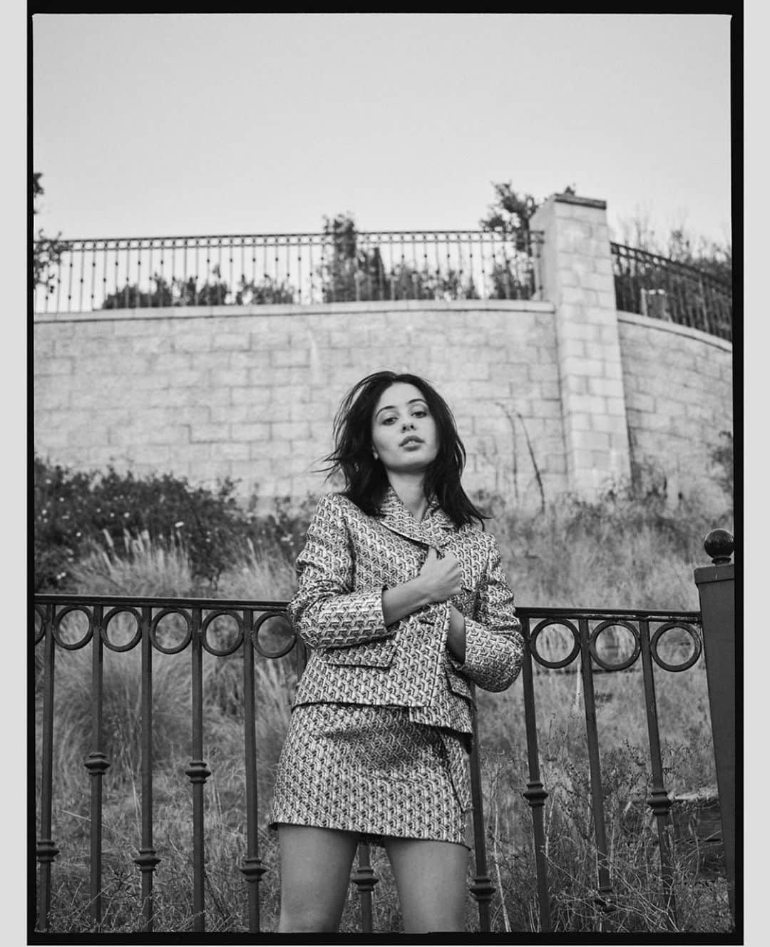 のインスタグラム：「Outtake of @euphoria star @alexademie for @vmagazine 🖤 by @sharifhamza #annalyles @lorenzoposocco @homasafar #alexademie」