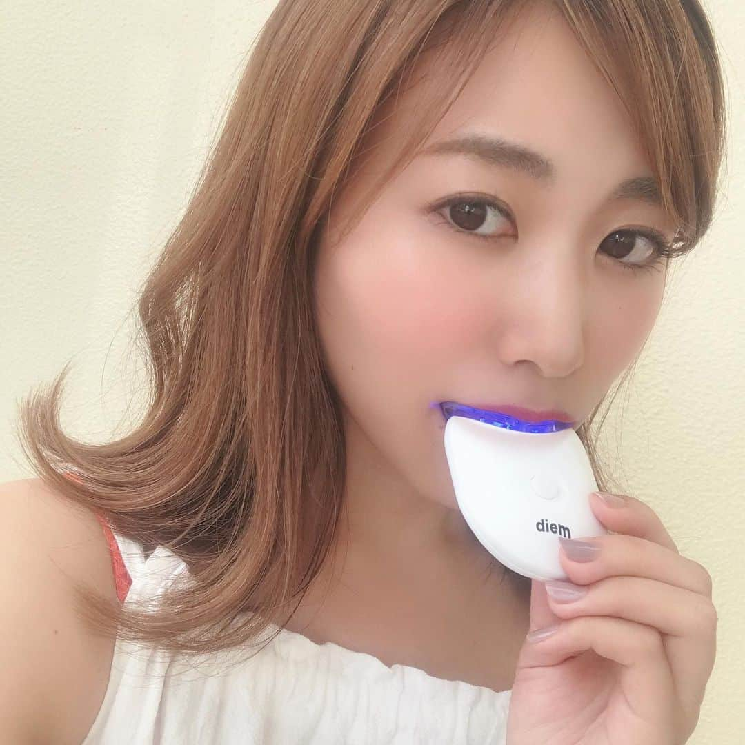 清川芽生さんのインスタグラム写真 - (清川芽生Instagram)「自宅で簡単🌟ホームホワイトニング!🏠🦷﻿ ﻿ ﻿ diem ホワイトニングスターターキットは、コーヒーやチョコレートやワインなどの着色しやすい食べ物や、タバコのヤニなどの沈着汚れに、約10分でお手軽にケアできるというお値段もお手軽なキット🦷✨﻿ ﻿ ﻿ 歯は白いだけで清潔感が増して見えるし、実年齢より若く見えたりするので、美容には重要なパーツ!﻿ ﻿ ﻿ 歯が白いと顔の印象も明るくなるので、明るい印象を持たれたり、メイクでのコントラストがつくため、メイクが映えることにもつながるそうですよ💄﻿ ﻿ ﻿ なので私も特に普段から歯の美容には気にかけています😊💕﻿ ﻿ ﻿ サロンとかクリニックだとホワイトニングは1回あたり安くて2000円とかで定期的なメンテナンスも必要だったりするから、1回200円程度でケアできちゃうのはコスパもいいな🙌🌟﻿ ﻿ ﻿ 柔らかいラバー素材のマウスピースなので口内が滑らずズレがないのも、他とは違った良さがあります✨﻿ ﻿ ﻿ スタイリッシュでシンプルなので、男女共に使えて、家にあってもおしゃれなところもいいよね❤️☺️﻿ ﻿ ﻿ @diem_official﻿ ﻿ #diem #ホワイトニング #ホームホワイトニング #美容好き #PR #diemホワイトニング #セルフホワイトニング #白い歯 #セルフケア #歯のセルフホワイトニング #歯が命 #綺麗な歯 #歯 #美容 #歯科矯正女子 #白い歯で笑おう #美容部 #美容家﻿ ﻿」8月30日 23時36分 - mei0508_