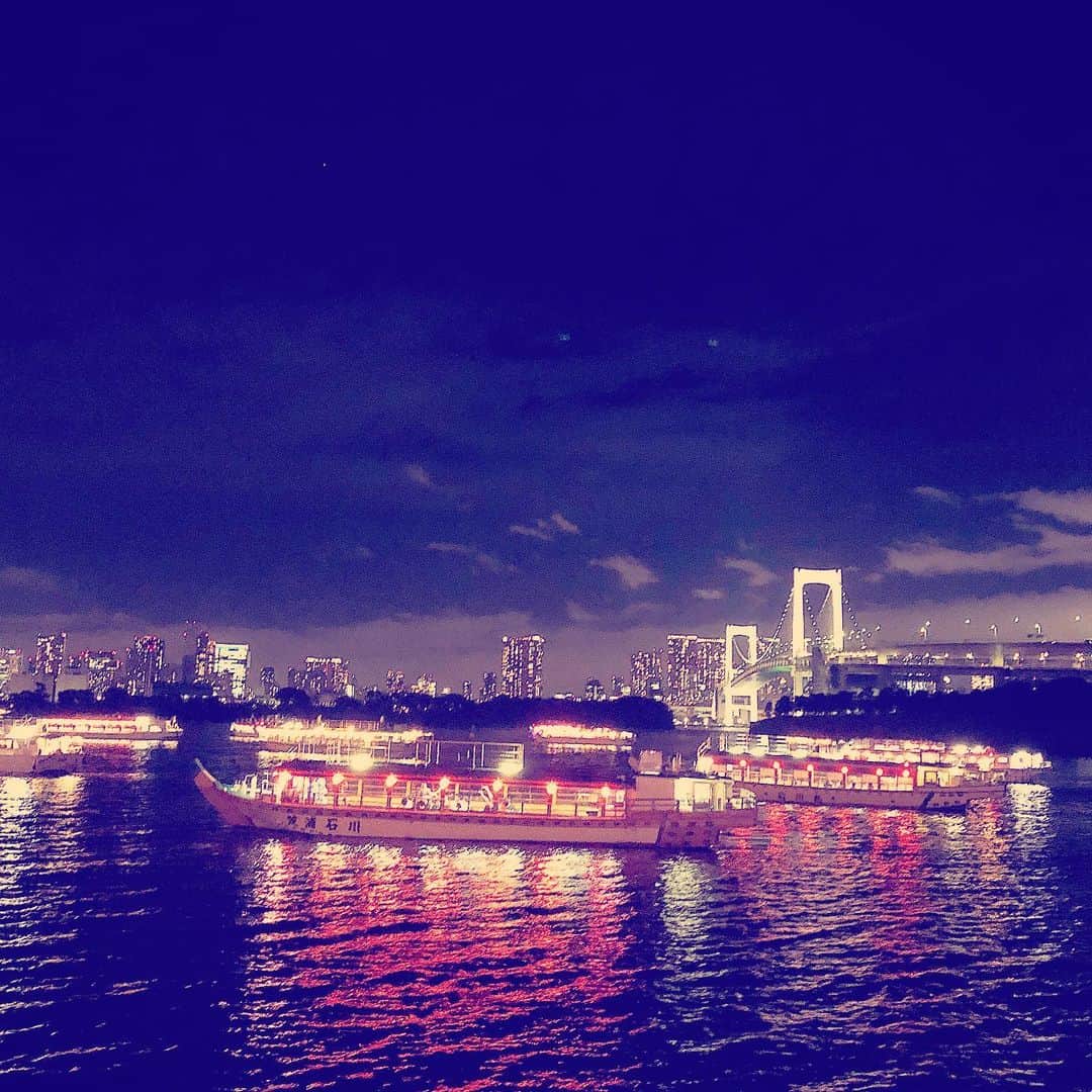 KOKIAのインスタグラム：「We were on a Japanese boat called Yakatabune. #tokyo #japan #japon #kokia #photography #歌手 #コキア #insta #art #beautiful #picoftheday #follow #女性 #ソングライター #photooftheday #woman #jmusic #ボーカリスト #singer #songwriter #jpop #vocalist #voice #声 #ライブ #live #綺麗 #日本 #boat」
