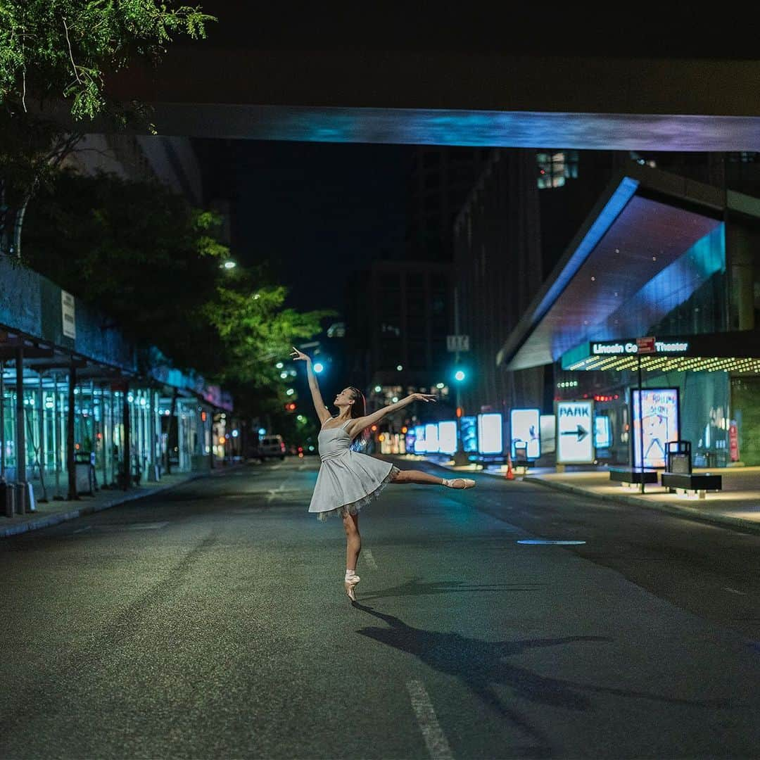 ballerina projectさんのインスタグラム写真 - (ballerina projectInstagram)「Stephanie Williams on 65th Street. #ballerina - @wheresmytutu #65thstreet #lincolncenter #newyorkcity #ballerinaproject #ballerinaproject_ #ballet #dance #pointe #stephaniewilliams  The Ballerina Project book is now available for pre-order on Amazon. Link is located in our Instagram profile. #ballerinaprojectbook」8月30日 23時30分 - ballerinaproject_