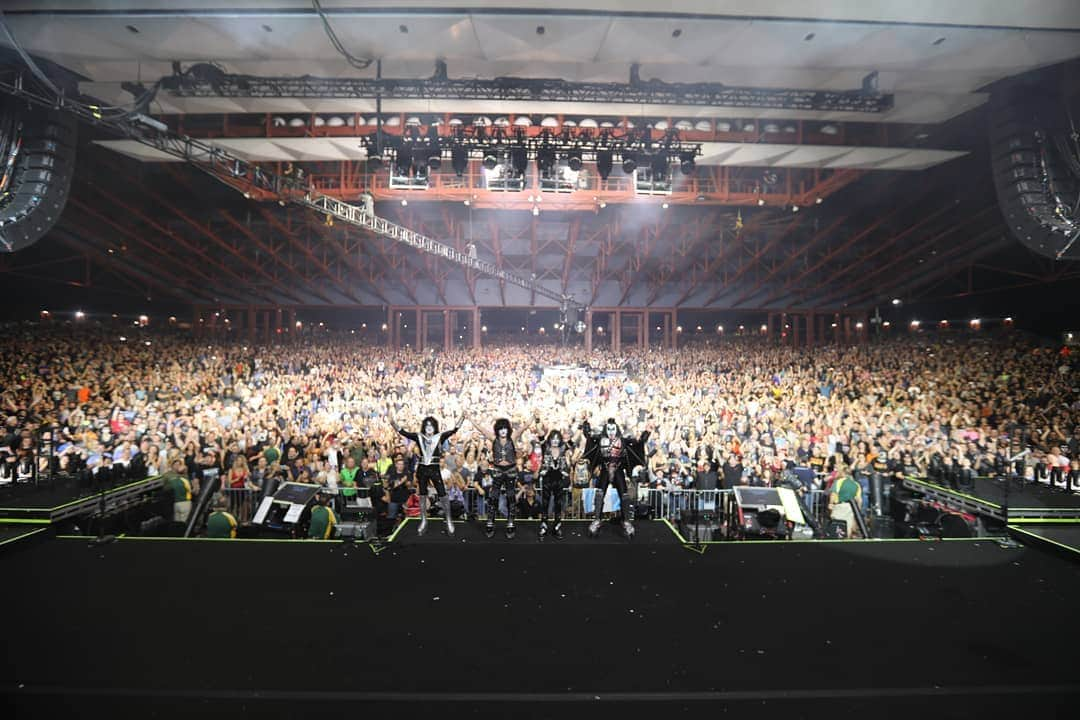 KISSさんのインスタグラム写真 - (KISSInstagram)「#Cincinnati! You were awesome last night at @riverbendpnc #KISSARMY #EndOfTheRoad World Tour」8月30日 23時31分 - kissonline