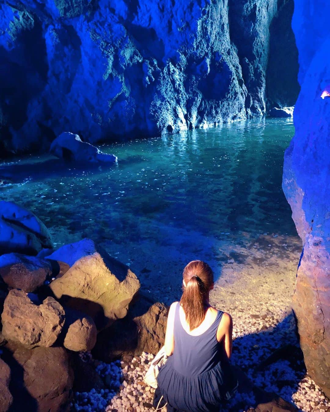 長谷川朋美さんのインスタグラム写真 - (長谷川朋美Instagram)「#日本三大パワースポット の#聖域の岬 にある、#青の洞窟 に行ってきました✨ ・ その昔、インドの聖人がこの場所で精気を養い、 岬から天に昇って行ったと言われる場所。 ・ 科学的にもこの場所の磁場が特殊で強いエネルギーを 持つことが証明されてるそう。 確かに、パワー感じましたっ！これ、マジで。 ・ ただ、お天気が雨のせいと、本場イタリアの#青の洞窟 に行ったことあるせいか、凄く期待した割には…という部分はありましたが😅 パワーを感じたのは確か。 ・ 本当は船でしか行けない写真3枚目の#パワーホール に行きたかったのですが、雨で船が出せなかったので、必ずリベンジしたい‼︎ 一応上から写真には写せましたが。 ・ いつかこの場所でリトリートツアーとか😎 ・ #能登 #能登半島 #能登最先端 #奥能登 #powerspot #パワースポット #聖地」8月30日 23時37分 - hasegawa.elena.tomomi