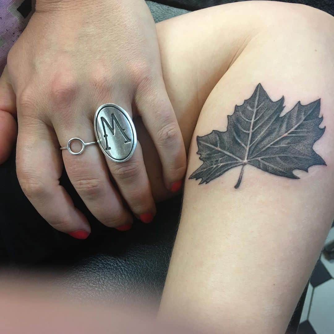 アムステルダム・タトゥー・ミュージアムのインスタグラム：「Ring designed by me @lootbyschiffmacher and tattoo by @bluetoned」