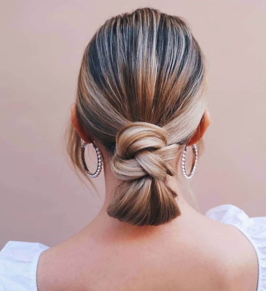 のインスタグラム：「a new take on a braided bun 👏🏼🤩」