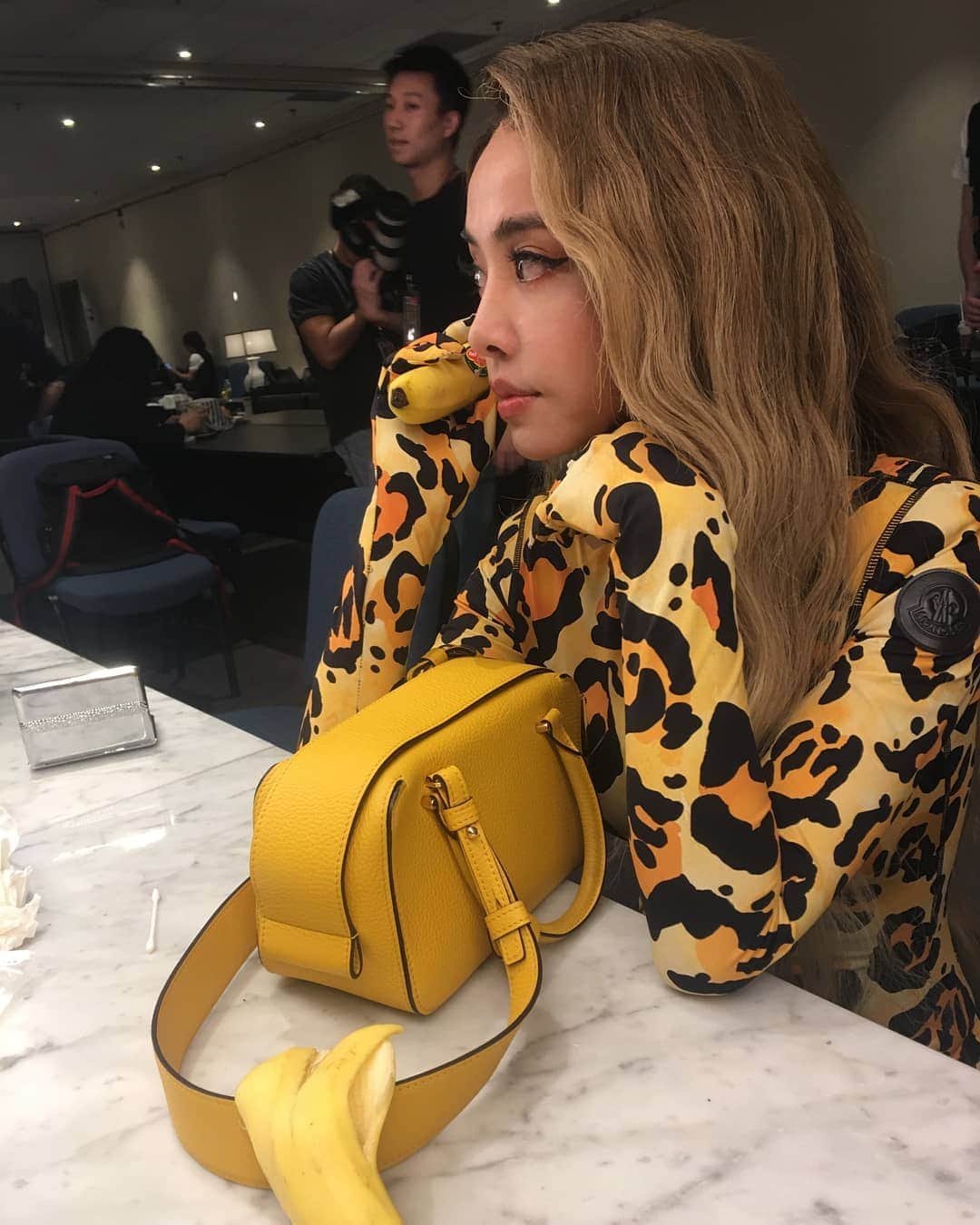 ジョリン・ツァイのインスタグラム：「煲電話 #黃黃的一大片」