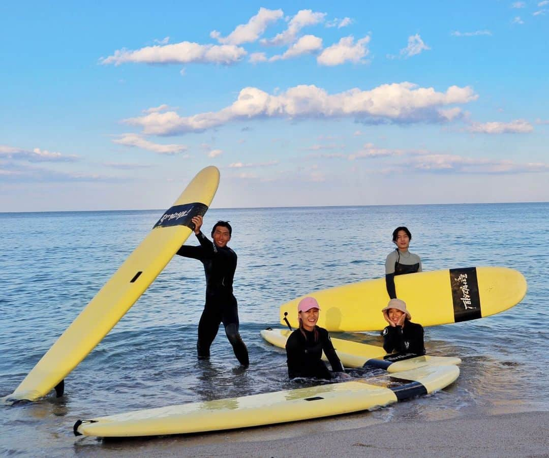 サ・ソルさんのインスタグラム写真 - (サ・ソルInstagram)「우리의 첫 서핑 🏄🏻‍♀️ 🌊  #강릉 #플라밍고서프」8月30日 23時39分 - sasol_climber