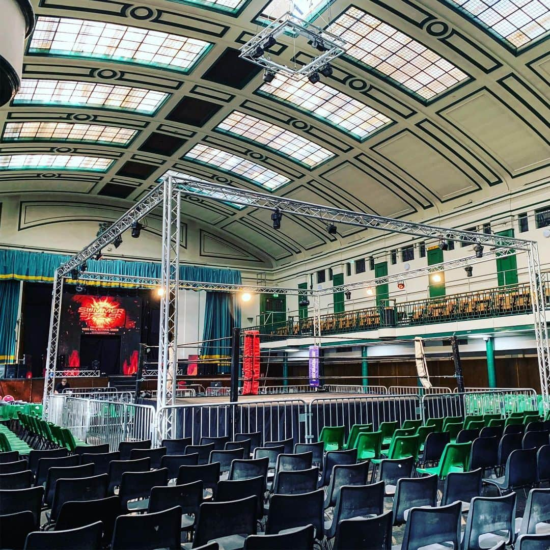 新日本プロレスさんのインスタグラム写真 - (新日本プロレスInstagram)「「イギリスの後楽園ホール」 とも言われる伝統ある会場、ロンドンのYork Hall に到着！  ただいまMeer and Greet も開催中！  #RPW #RevolutionProWrestling #NJPW #SummerSizzler」8月30日 23時41分 - njpw1972