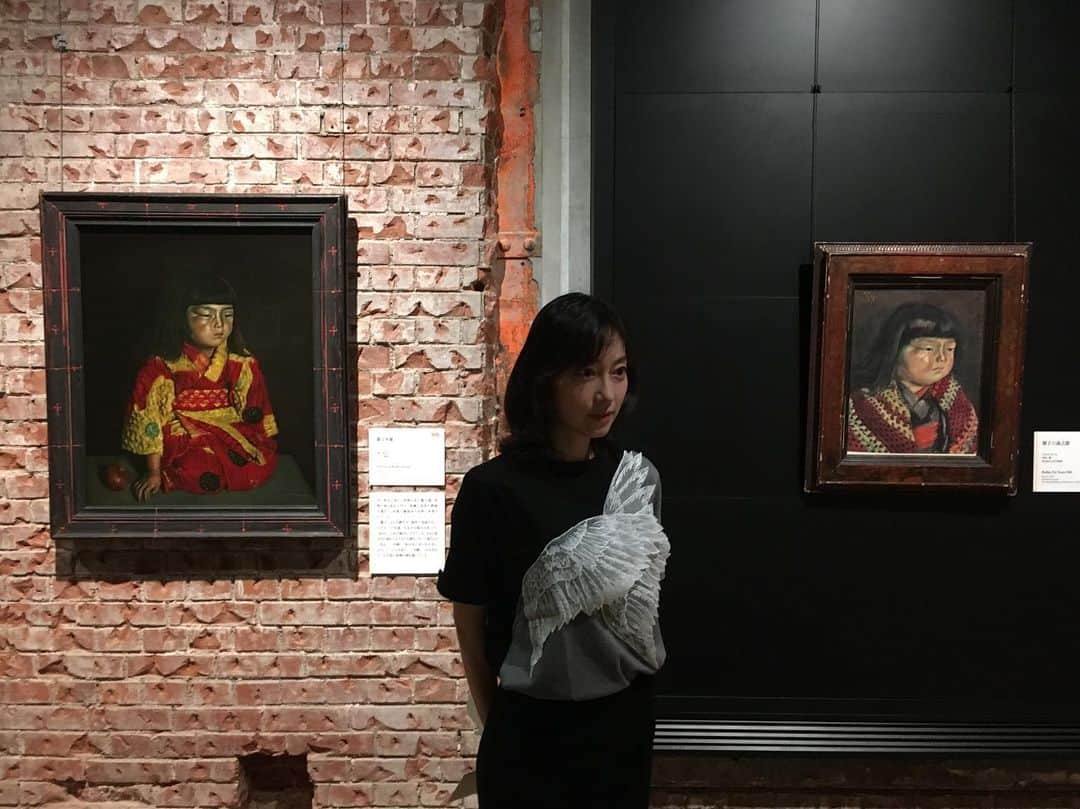 小橋めぐみのインスタグラム：「明日から東京ステーションギャラリーで始まる「岸田劉生展」の内覧会へ。 38歳で夭折した画家・岸田劉生の没後90年を記念した展覧会。 初期から晩年まで、傑作が一堂に。 我が子を描いた「麗子坐像」が有名ですが、「道路と土手と塀」という風景画も素晴らしかったし、何故か全く同じ角度で描き続けたセルフィー的な自画像も気になった。 家族を林檎に見立てた静物画も良かったなぁ。 2階は、麗子がずらり。 やっぱり同じ角度でした。 写真は、 麗子に挟まれる、めぐみ。 10月20日まで、 東京ステーションギャラリーにて開催中です。 ＊主催者の許可を得て撮影しています #岸田劉生展」