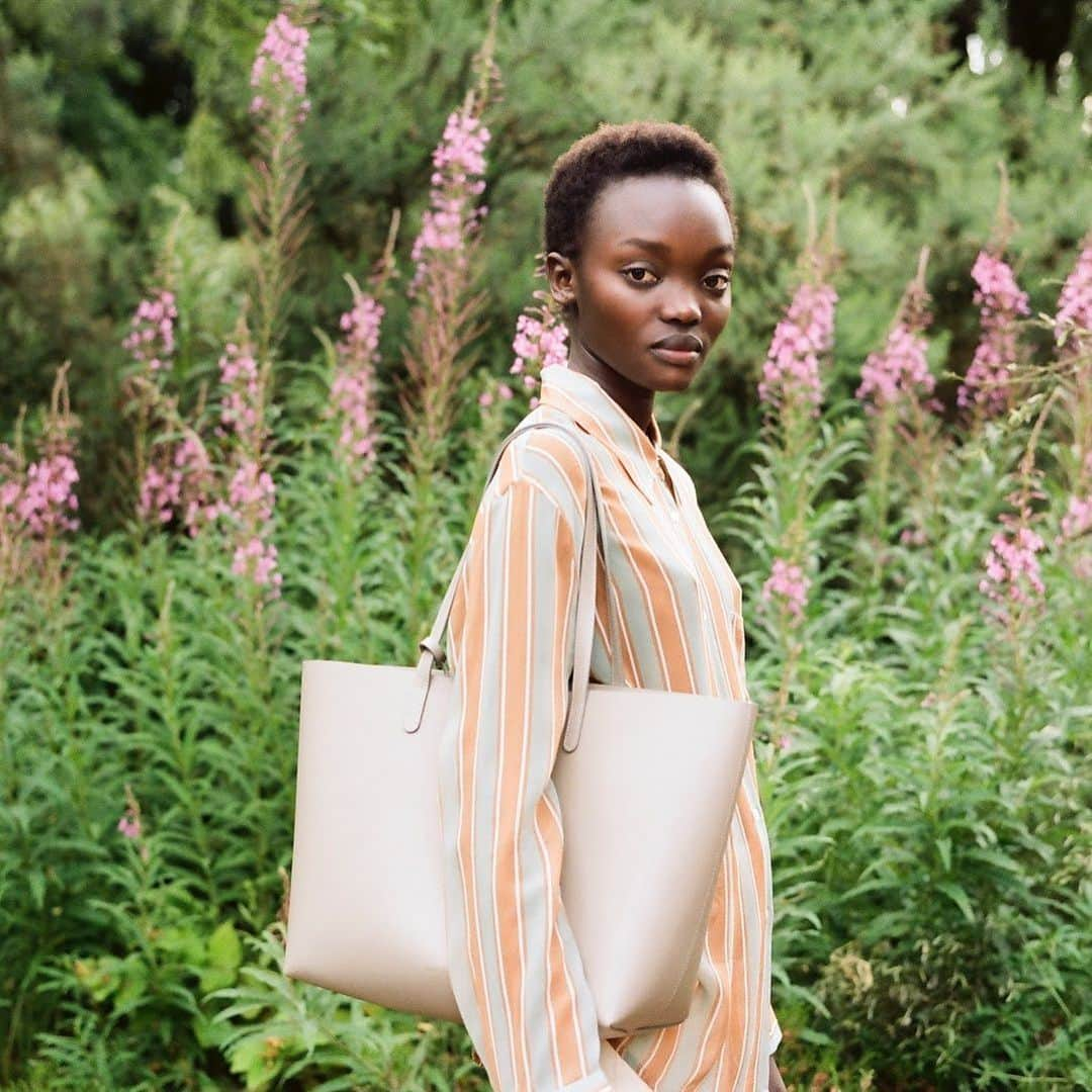 マンサー ガブリエルさんのインスタグラム写真 - (マンサー ガブリエルInstagram)「MG Saffiano Leather Small Tote in Elefante 🧡 #mansurgavriel」8月30日 23時42分 - mansurgavriel