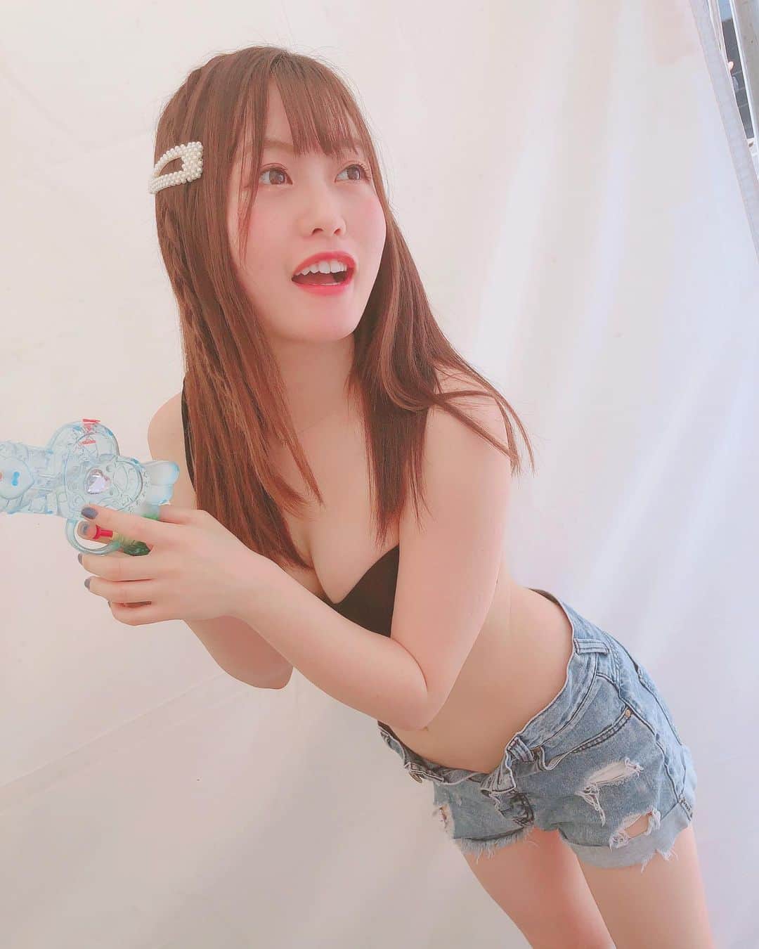 弘松菜摘のインスタグラム：「. . 初水着！ だがしかし、ズボン履いてるのは甘えだと言われる😳😳笑 . . #水着 #👙 #ビジョビ #夏 #インスタグラビア #グラビア  #水着のせるとフォロワー増えると聞いて」
