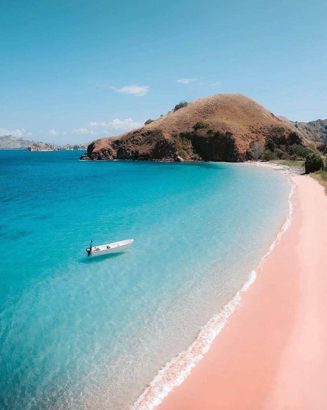 のインスタグラム：「Any guesses as to which beach this is? 💬 A clue is that it is one of seven pink beaches in the world...🌎 Fun fact: The pink colour of the sand comes from microscopic organisms called Foraminifera which create red pigments on the coral reefs. 📷 by @Emmett_Sparling  #OBsAroundTheWorld #OrlebarBrown #FeelSummer」