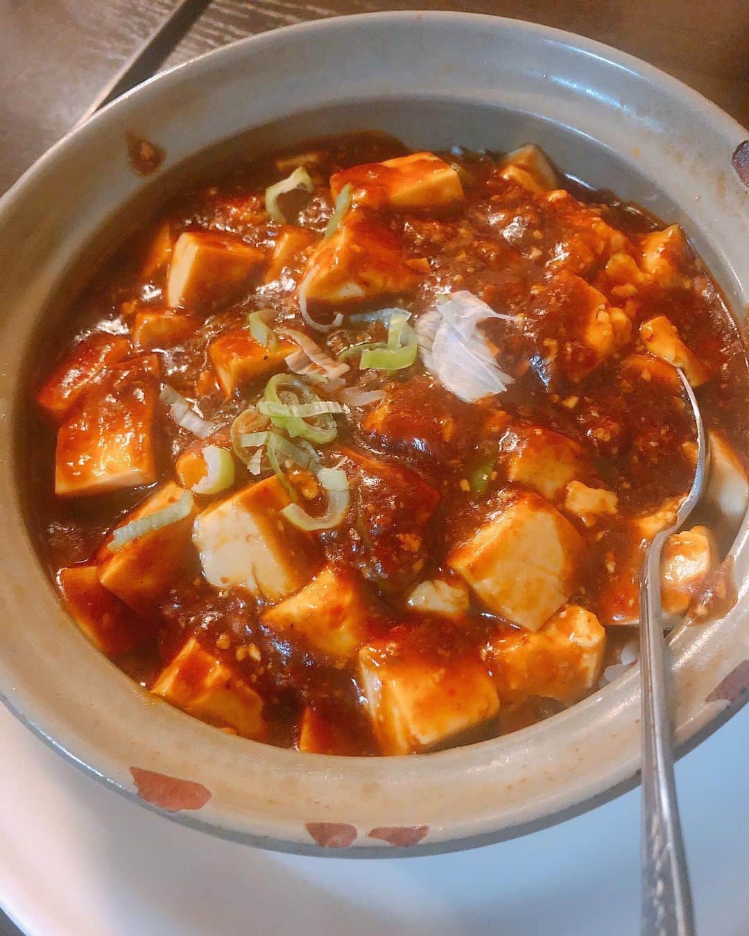 ぽこのインスタグラム：「今日のお昼は中華屋さん🥟 麻婆豆腐土鍋丼を頼んだら、米が軽く一合あった…… 全然食べた🍚🍚🍚」