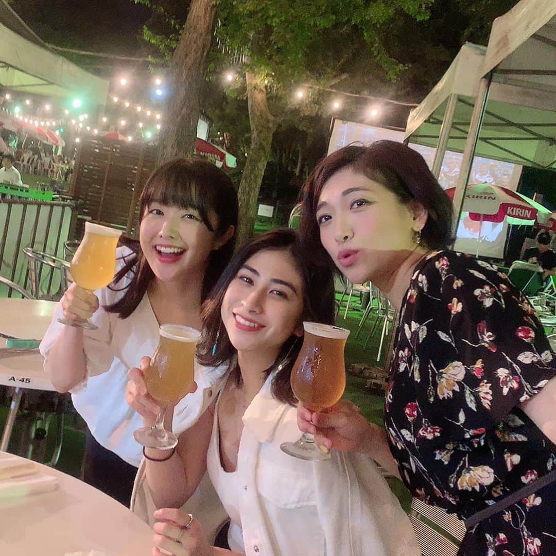 髙橋明日香のインスタグラム：「なんと！！！ 念願叶ってビアガーデンに行けました。 トルツメメンバーの関谷・まやちゃん・瞬くんと。  偶然花火もよく見えて、 夏の終わりにめちゃくちゃ楽しい想い出ができました。 たくさん話してたくさん笑ったぁ〜  来年も行きたいな。 いい仲間ができて幸せなのです。  #ビアガーデン #ビール好き #トルツメの蜃気楼  #友達って最高」