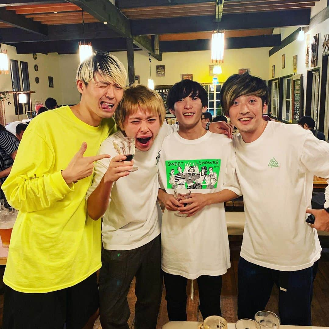 岡本伸明さんのインスタグラム写真 - (岡本伸明Instagram)「ラブシャ！クロージングDJありがとう！！！ グッドヴァイヴスエリアは未来を感じた！！！ 写真は打ち上げでグッドヴァイヴスを共有したFOMAREと、フェイスの田村さんとシーズレコードの力さんと！  #SLS2019 #thetelephones #FOMARE」8月30日 23時57分 - nobu_okamoto2