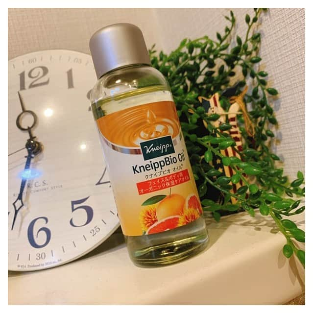 土屋美穂のインスタグラム：「. . リピ買いしてる #kneippbio 🍊 . . 冬の保湿はもちろん 夏でもお風呂上がりや寝る前の 保湿に使ってる 🍃 . . 夏はテカルんじゃないかって思うけど 逆に乾燥させると、守ろうとおもって 皮脂がでてテカルらしいので 寝る前や半身浴のあとは私は保湿！ . . 本当に疲れて化粧水や乳液だるいとき これだけでも充分♩ . . 妊娠中の私は、いまじゃ 妊娠線の予防にも、ニベアをぬるまえに 胸とお腹周りにぬりぬりしてます ✌︎ . . #保湿 #スキンケア #美容 #オイル #オールシーズン」