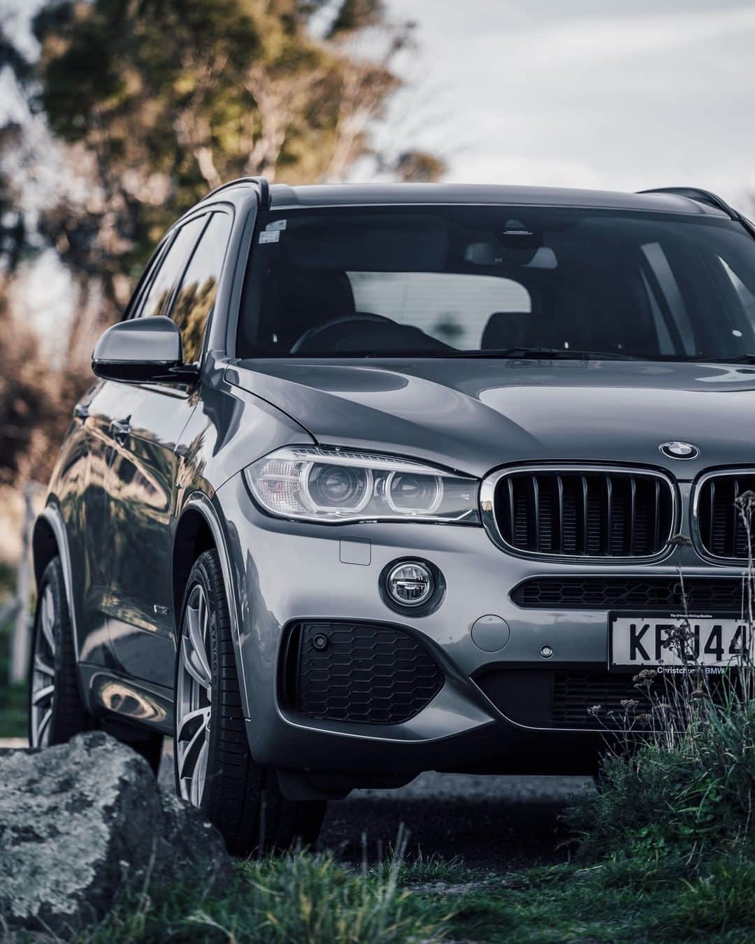 BMWのインスタグラム：「Excitement with an inviting wink. The third generation of the BMW X5. #BMW #X5 #BMWrepost @milliecossou @christchurchbmw」