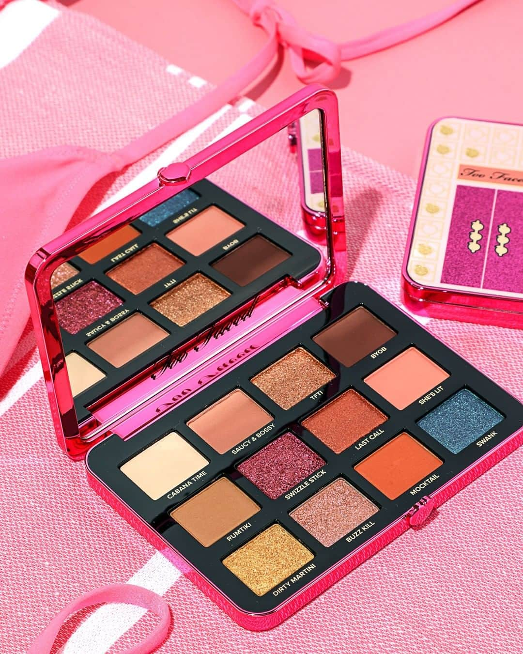 Too Facedさんのインスタグラム写真 - (Too FacedInstagram)「It's a WEEKEND GETAWAY in a palette 🌴 Our Palm Springs Dreams Eye Shadow Palette has party-ready shadows that make every day feel like a vacay. 🍹 #tfpeachesandcream #toofaced」8月31日 0時00分 - toofaced