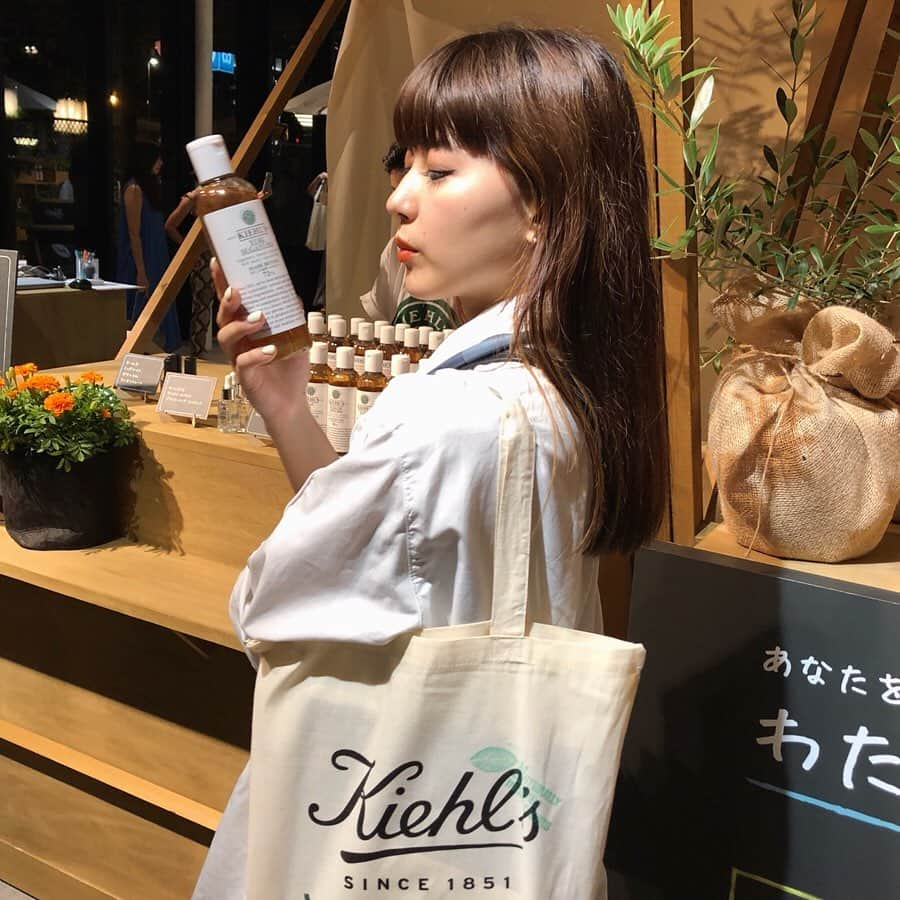 菅沼ゆり（ゆりっぱ）さんのインスタグラム写真 - (菅沼ゆり（ゆりっぱ）Instagram)「週末にキールズのイベントがあり、 一足先に遊びに行ってきました🌼 @kiehlsjp 肌に優しいだけじゃなく地球にも優しいスキンケアブランド。 ファーマーズマーケットみたいな雰囲気でおしゃれだったなあ カレンデュラトナーに貼れるオリジナルラベル作成出来たのが嬉しかった 世界にひとつだけのボトル〜✴︎ 会場でスタンプを集めてオリジナルトートバッグが作れたりもするよ☺︎ 8/31、9/1 開催してるから是非行ってgetしてみてねん:) #キールズメイドベター #スキンケアからアースケアを #PR」8月31日 0時04分 - yurippa93