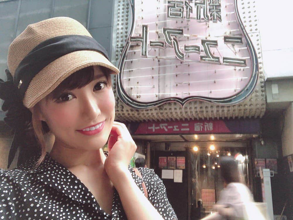 小峰みこさんのインスタグラム写真 - (小峰みこInstagram)「今日は新宿ニューアートに行ったよ♪ 彩ちゃんとちひろちゃんを観に行ったんだけど、どの方も素敵で終始テンション上がりまくりでした🎉 ストリップ観たあとって意識高くなるんだよね💃 背筋ピン、指先シュッ、みたいなね✨ 一晩経ったらまた猫背なんだけどね😂笑 . #strip #show #japanesegirl」8月31日 0時08分 - mico_19911201